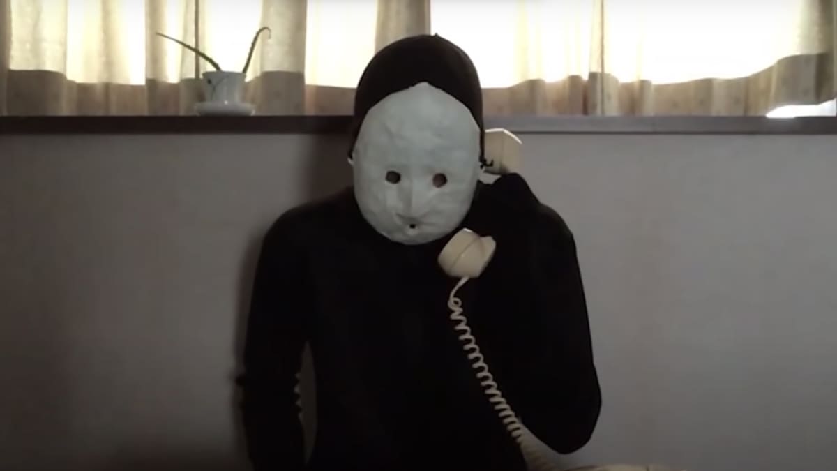 変な家』の作者・雨穴が「全身タイツにお面」で動画に出るワケ