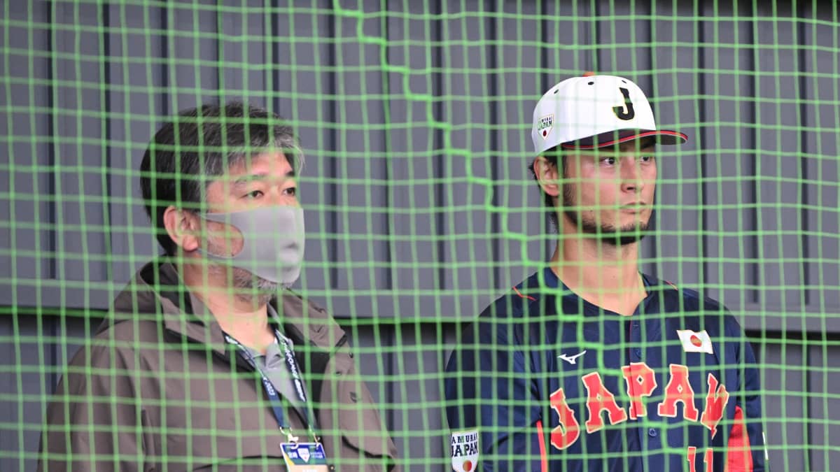 入団発表後、期待の新人7選手に囲まれご満悦な近鉄…：野茂英雄