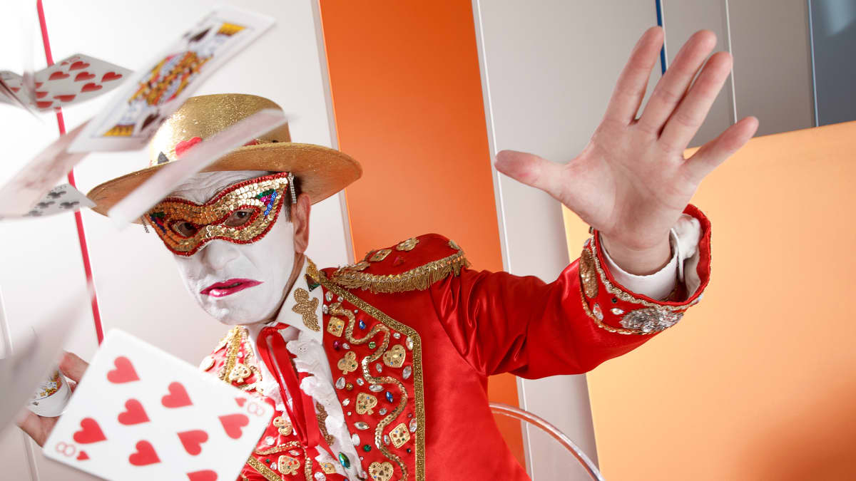 デビュー35周年！「トランプマン」が今だから明かす「なぜ無言なのか？」「マスクをつけている理由｣ | FRIDAYデジタル