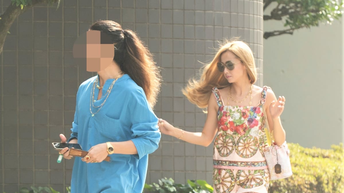金髪＆ショートパンツが眩しい…！沢尻エリカ「自宅マンションに通う