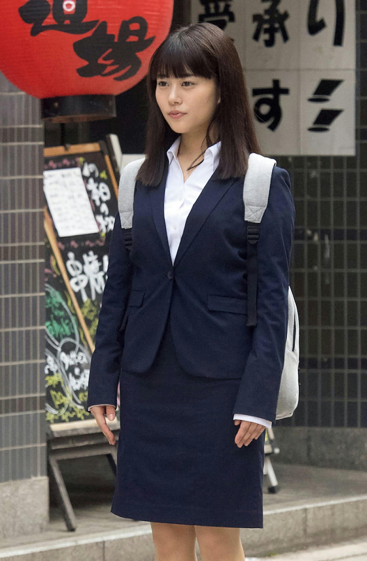 高畑充希 炎天下のドラマロケで見せたOL風スーツ姿 | FRIDAYデジタル