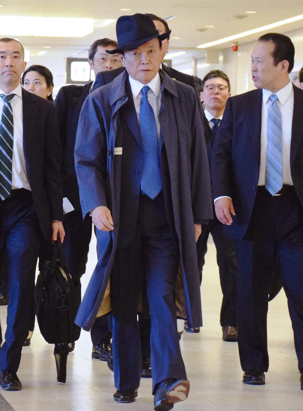 麻生大臣「深刻な身体機能の低下」 50万円超高級補聴器を使用中