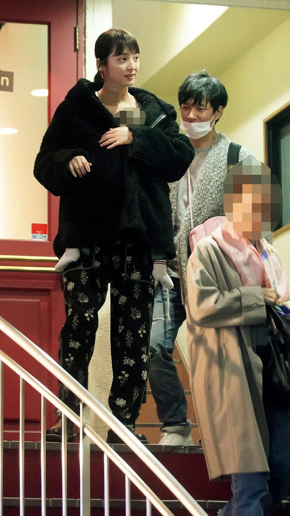 渡部建＆佐々木希 ベビーと一緒でも「グルメ王」の面目躍如 | FRIDAY