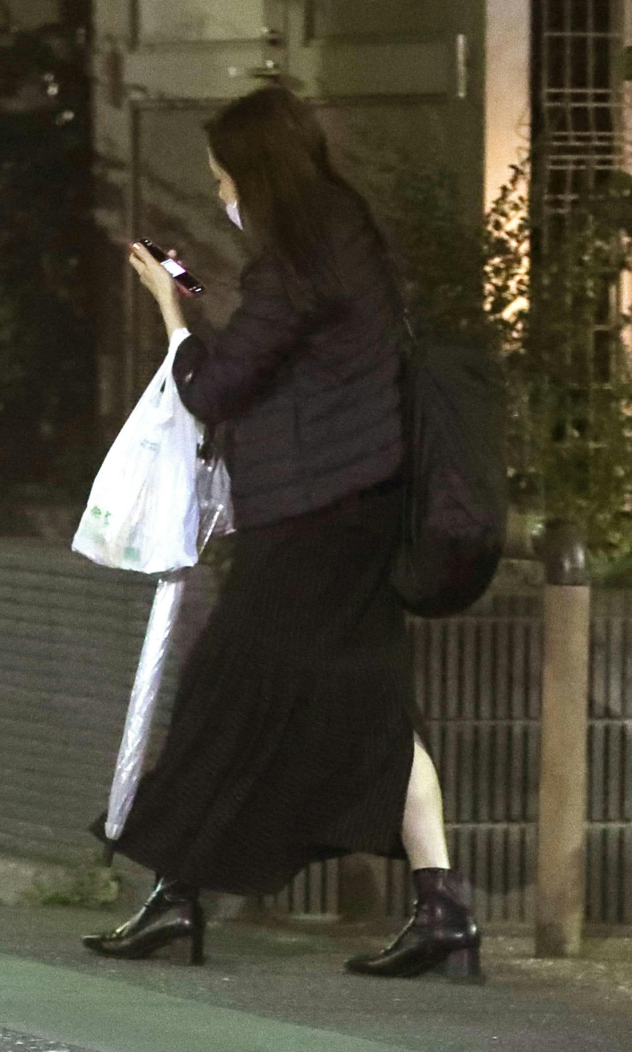 大原櫻子 が仕事終わりに路上で「缶ビールをプシュッ！」の爽快