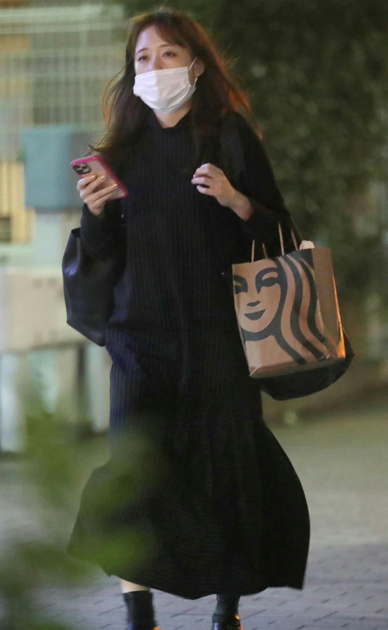 大原櫻子 が仕事終わりに路上で「缶ビールをプシュッ！」の爽快