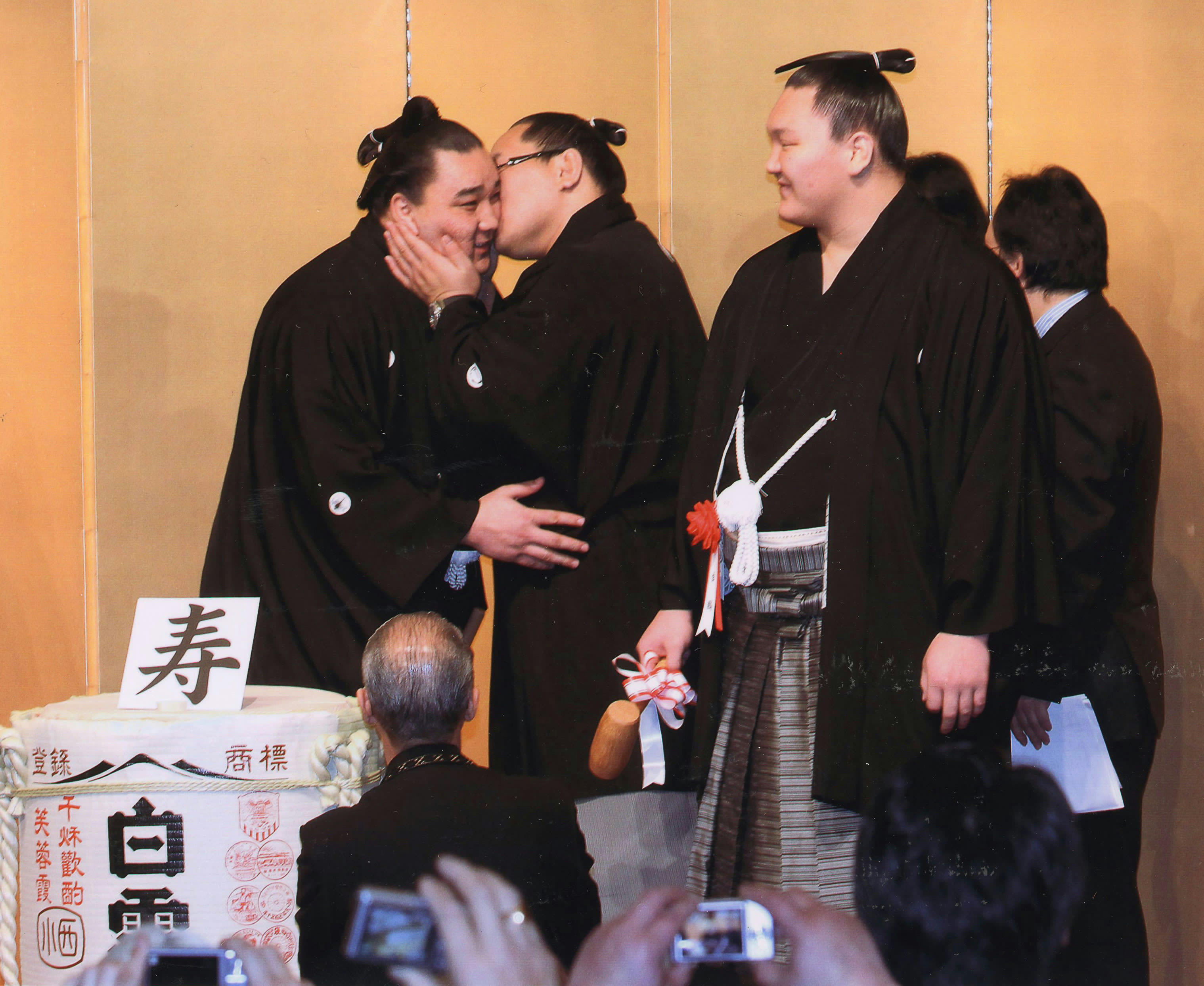 日馬富士にキス、骨折でもサッカー…朝青龍「豪快事件＆写真」 | FRIDAY