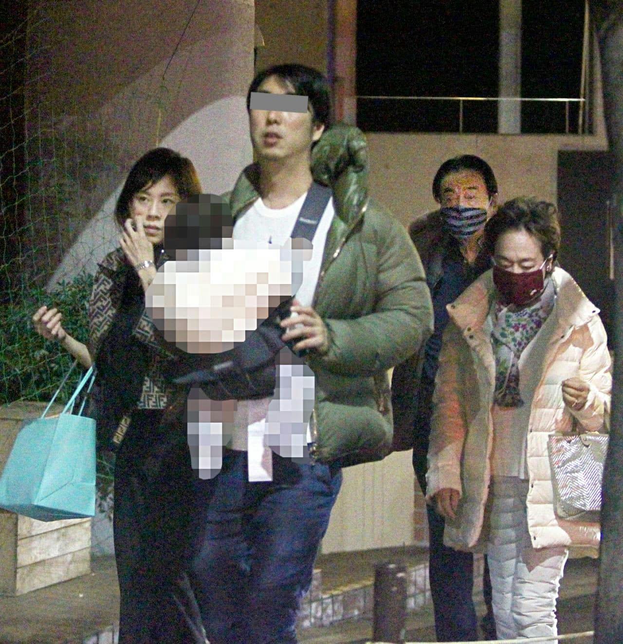 高橋真麻　胸 高橋真麻ファミリー 家族水入らずで高級寿司会食 | FRIDAYデジタル
