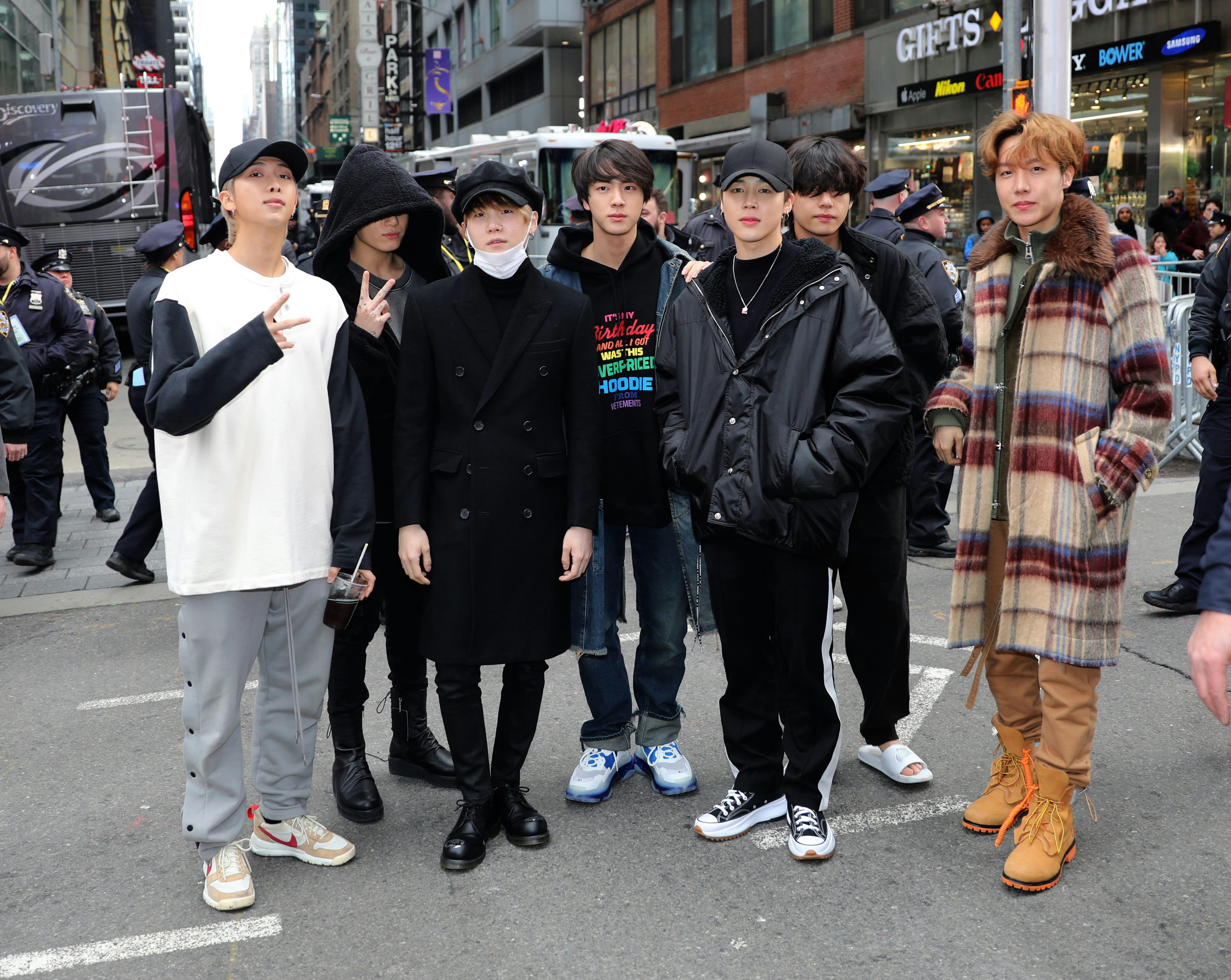 シャネルも着こなすBTS 7人の「私服」オシャレ変遷史 | FRIDAYデジタル