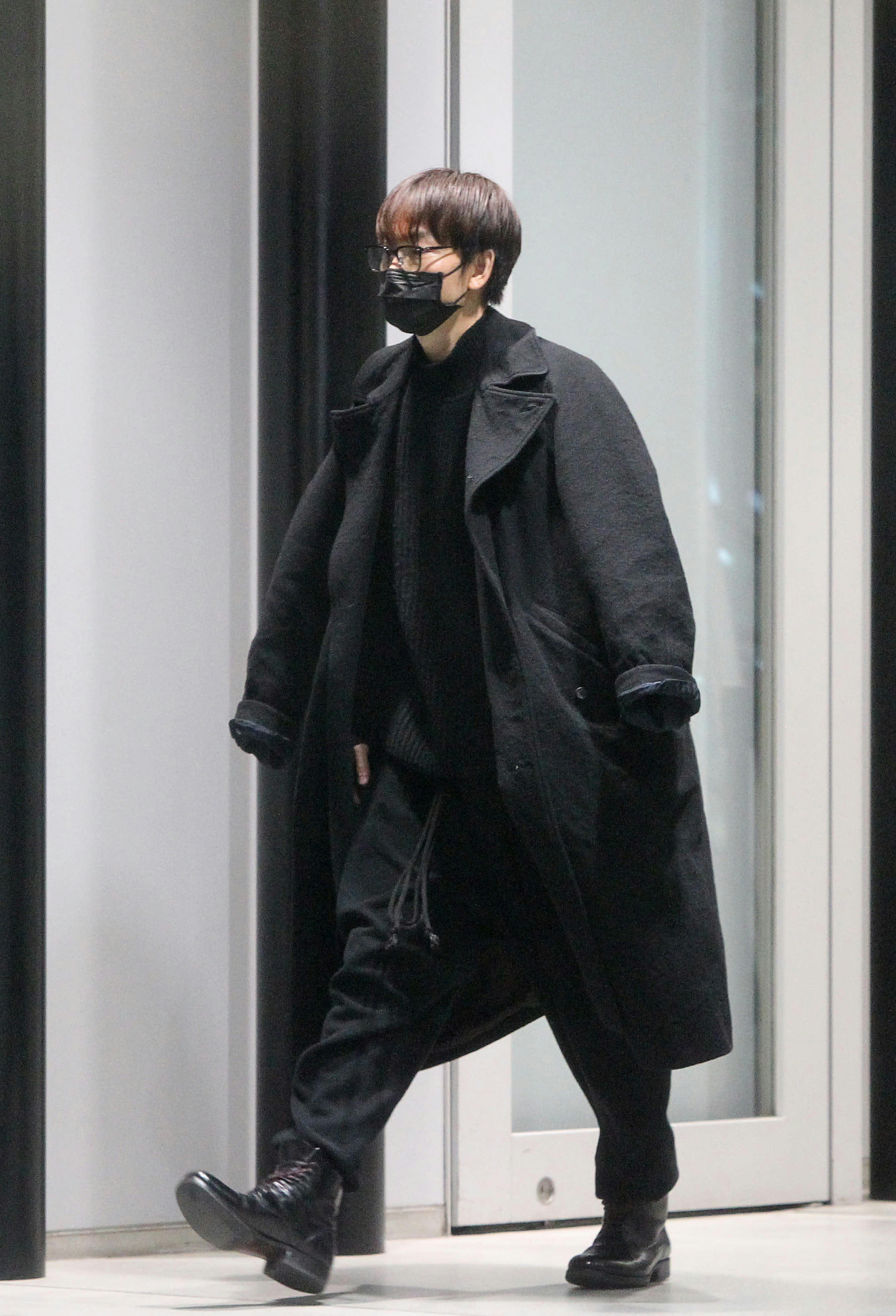 綾野剛 定番の黒ずくめスタイルで「ブランド聖地」巡礼 | FRIDAYデジタル