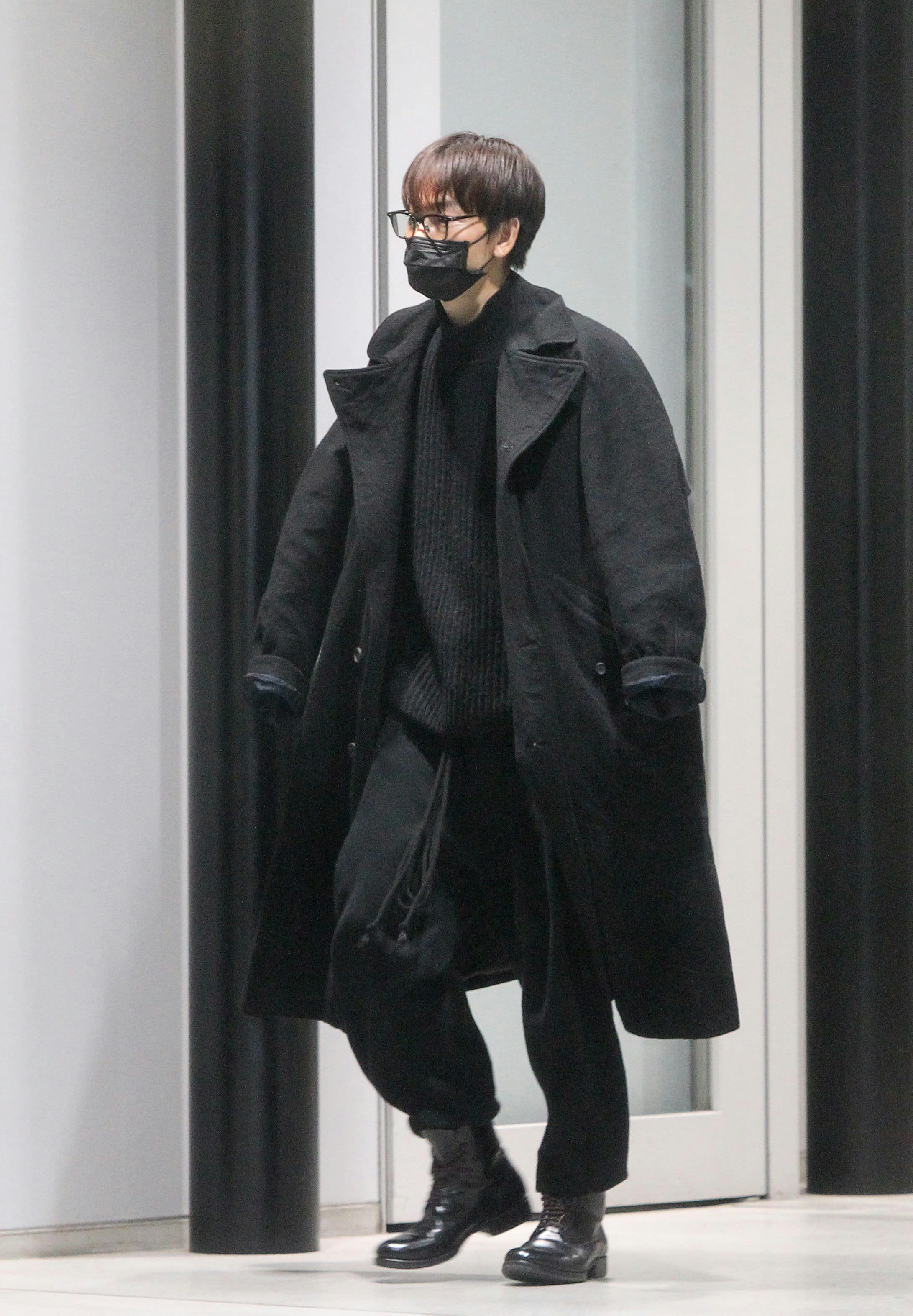 綾野剛 定番の黒ずくめスタイルで「ブランド聖地」巡礼 | FRIDAYデジタル