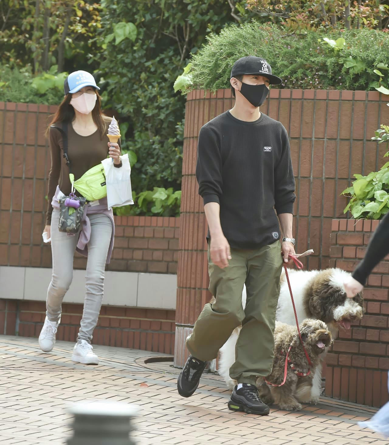 木村拓哉＆工藤静香「アイスクリームをペロッ」のお散歩デート