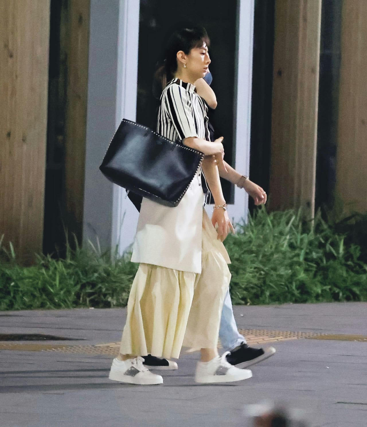 フォトギャラリー1枚目 北川景子 下町で見せた「ロングスカート姿」の