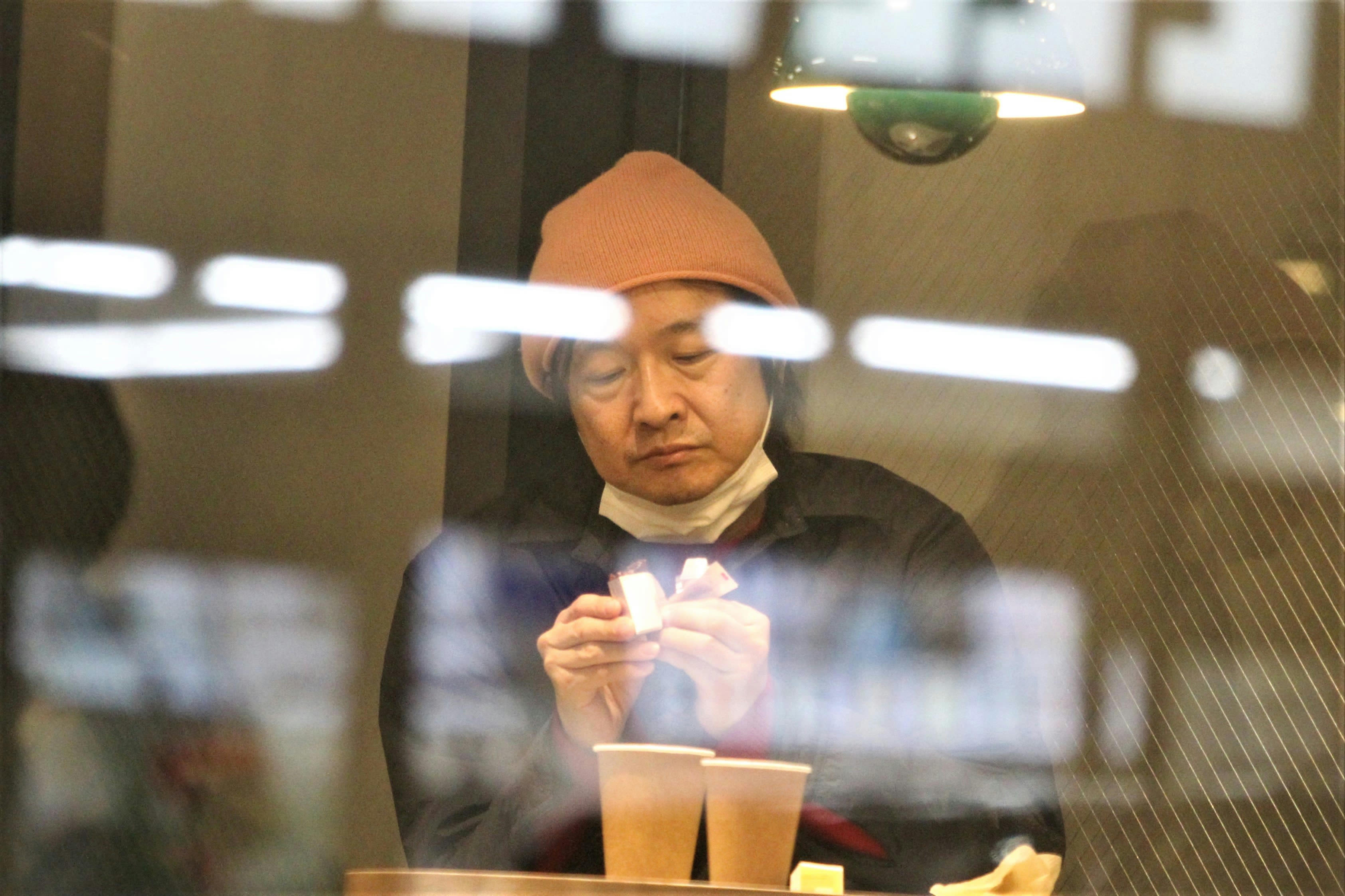 ホテル密会報道の小沢健二がカフェで見せた「モテ素顔」 | FRIDAYデジタル