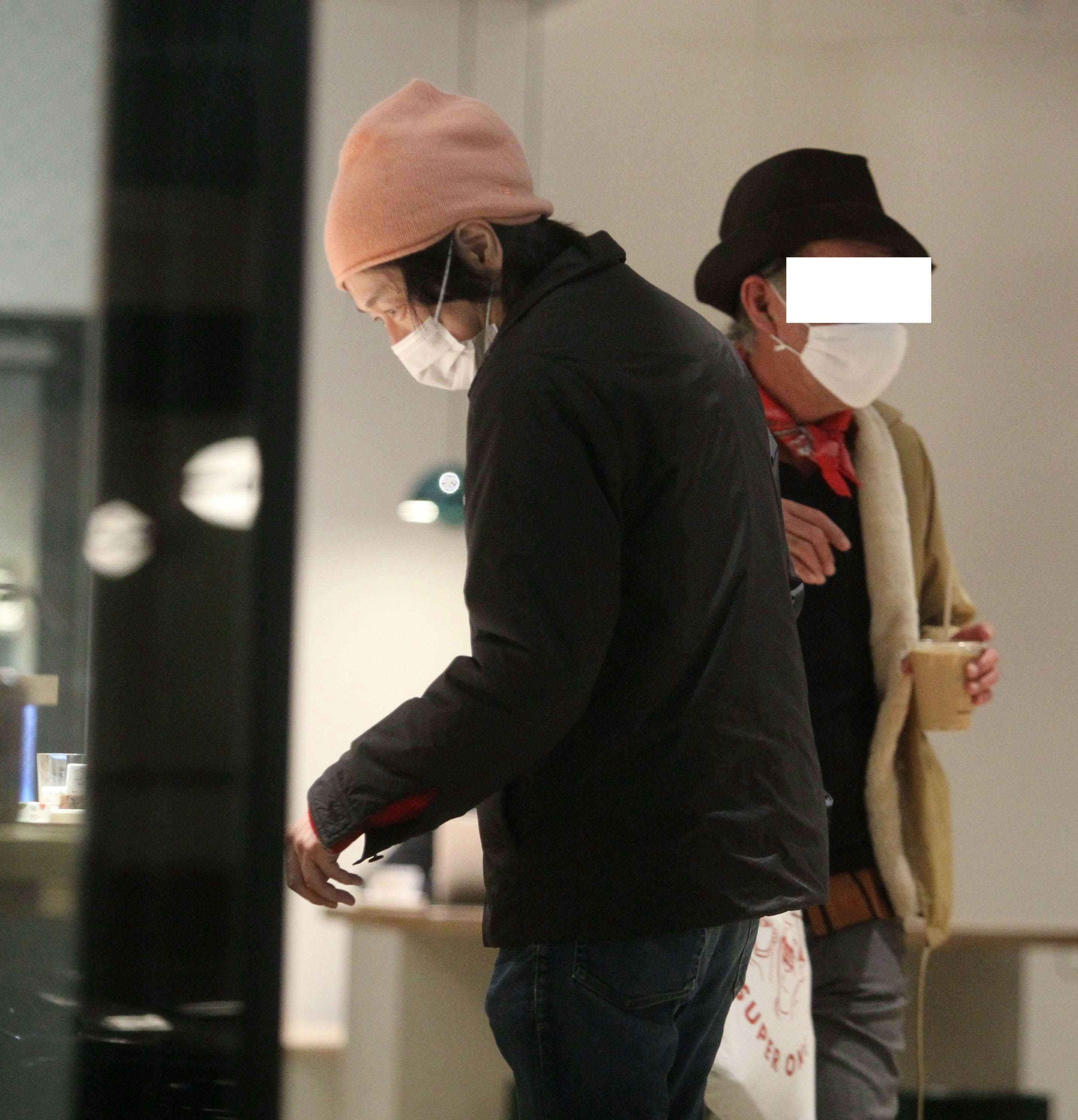 ホテル密会報道の小沢健二がカフェで見せた「モテ素顔」 | FRIDAYデジタル