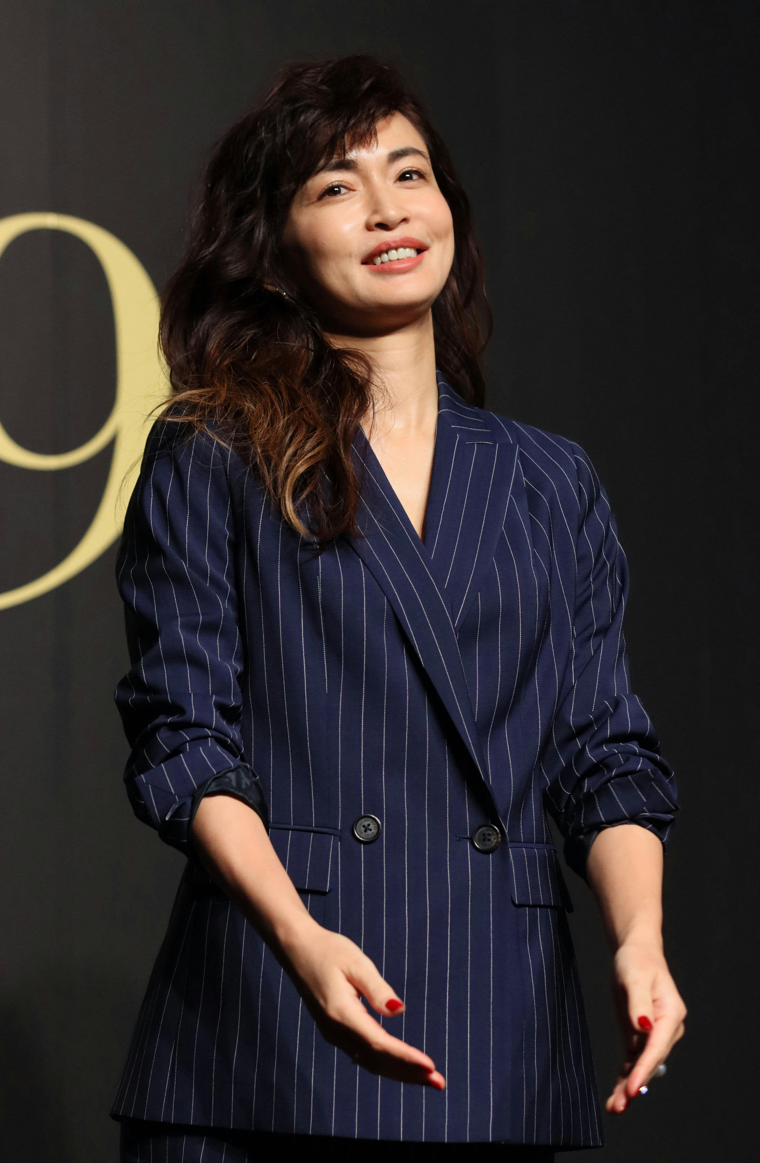 フォトギャラリー8枚目 長谷川京子「鮮やかなブルーのスカート姿」が