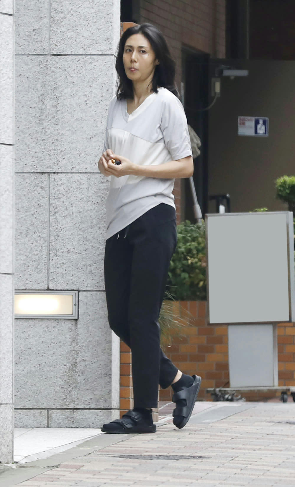 フォトギャラリー8枚目 スッピンでジム、夫婦で愛車…松嶋菜々子