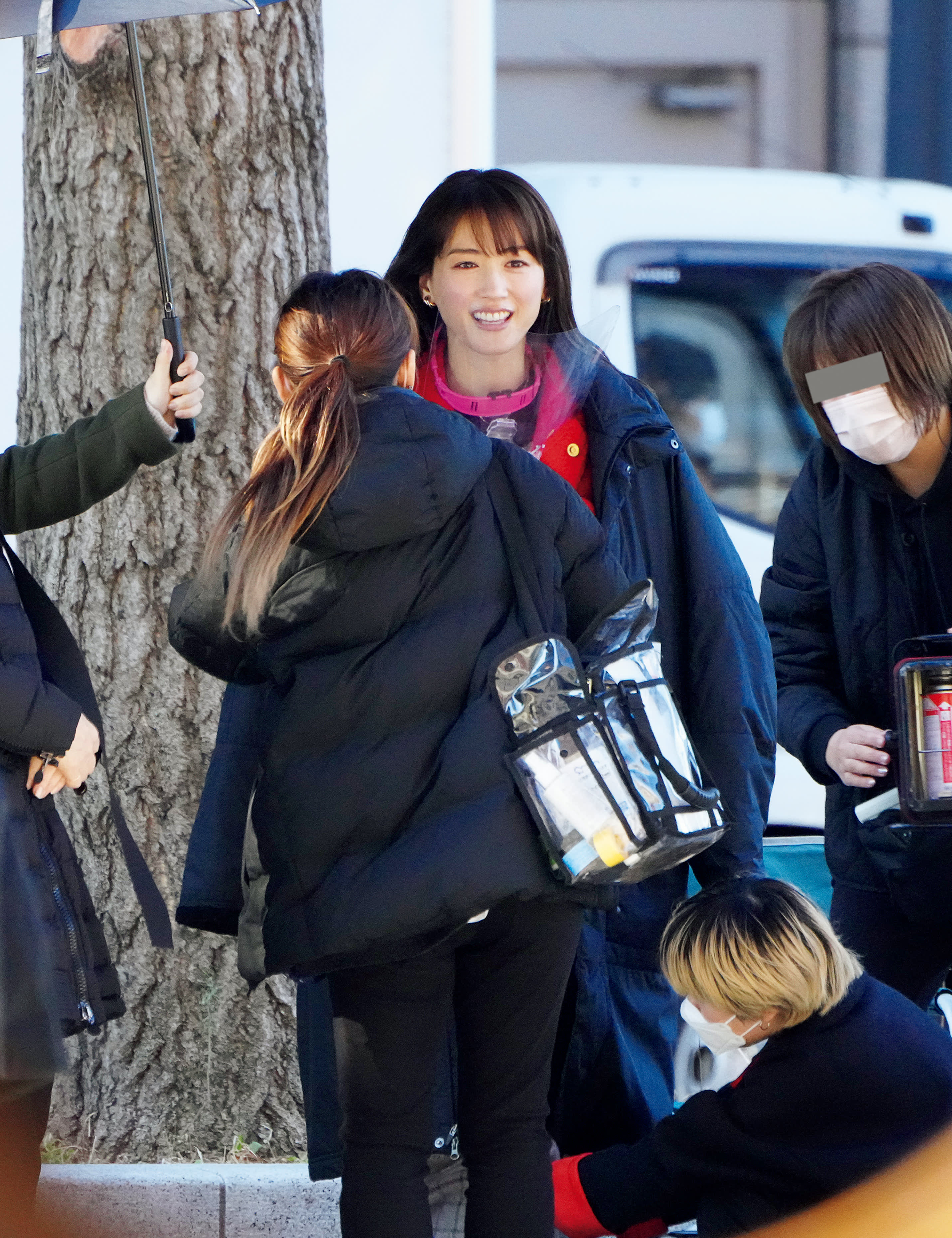 綾瀬はるか「撮影の合間の笑顔」が放つ圧倒的オーラ | FRIDAYデジタル