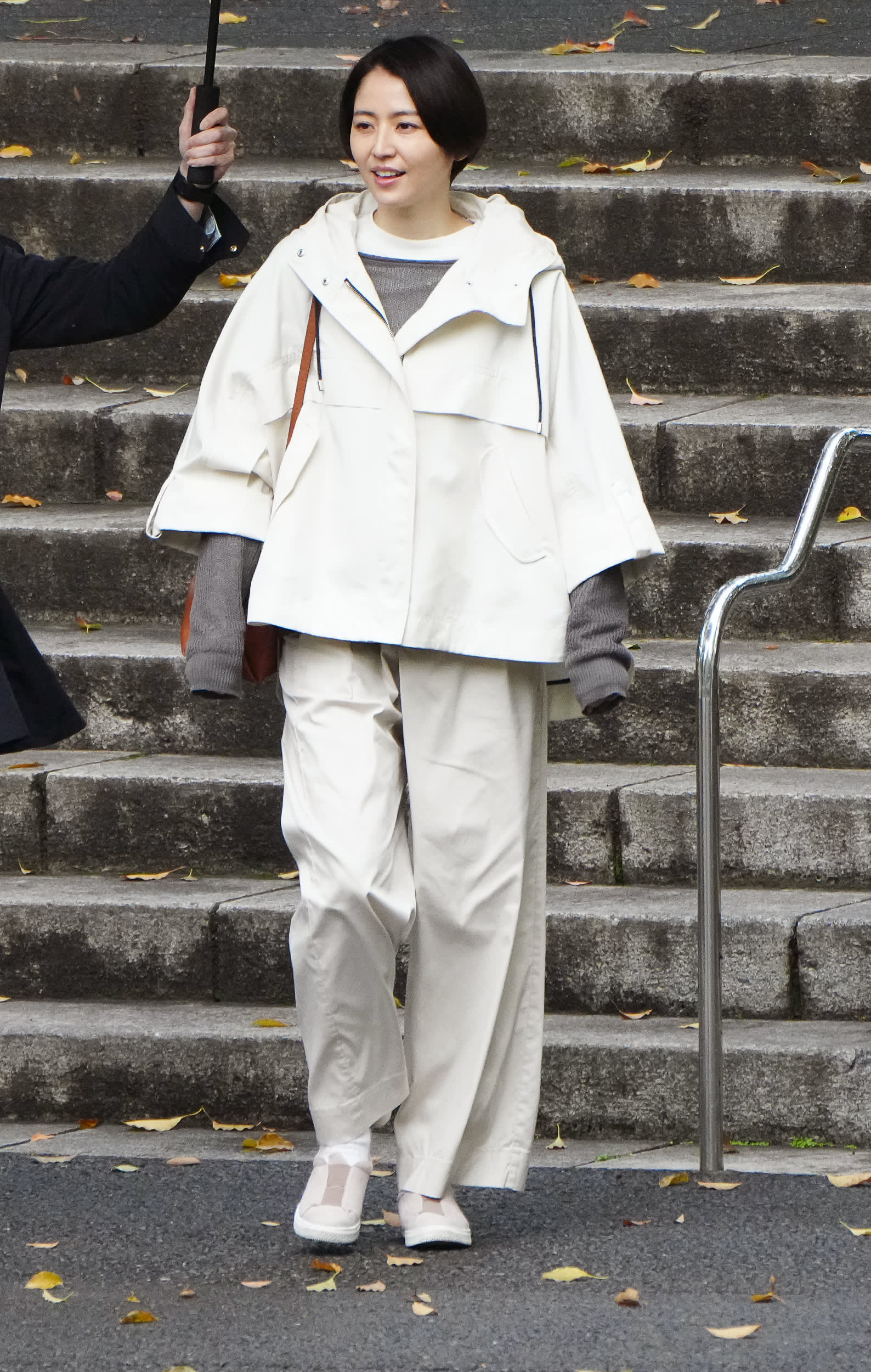 フォトギャラリー3枚目 長澤まさみ＆佐藤健 早朝の公園ベンチで