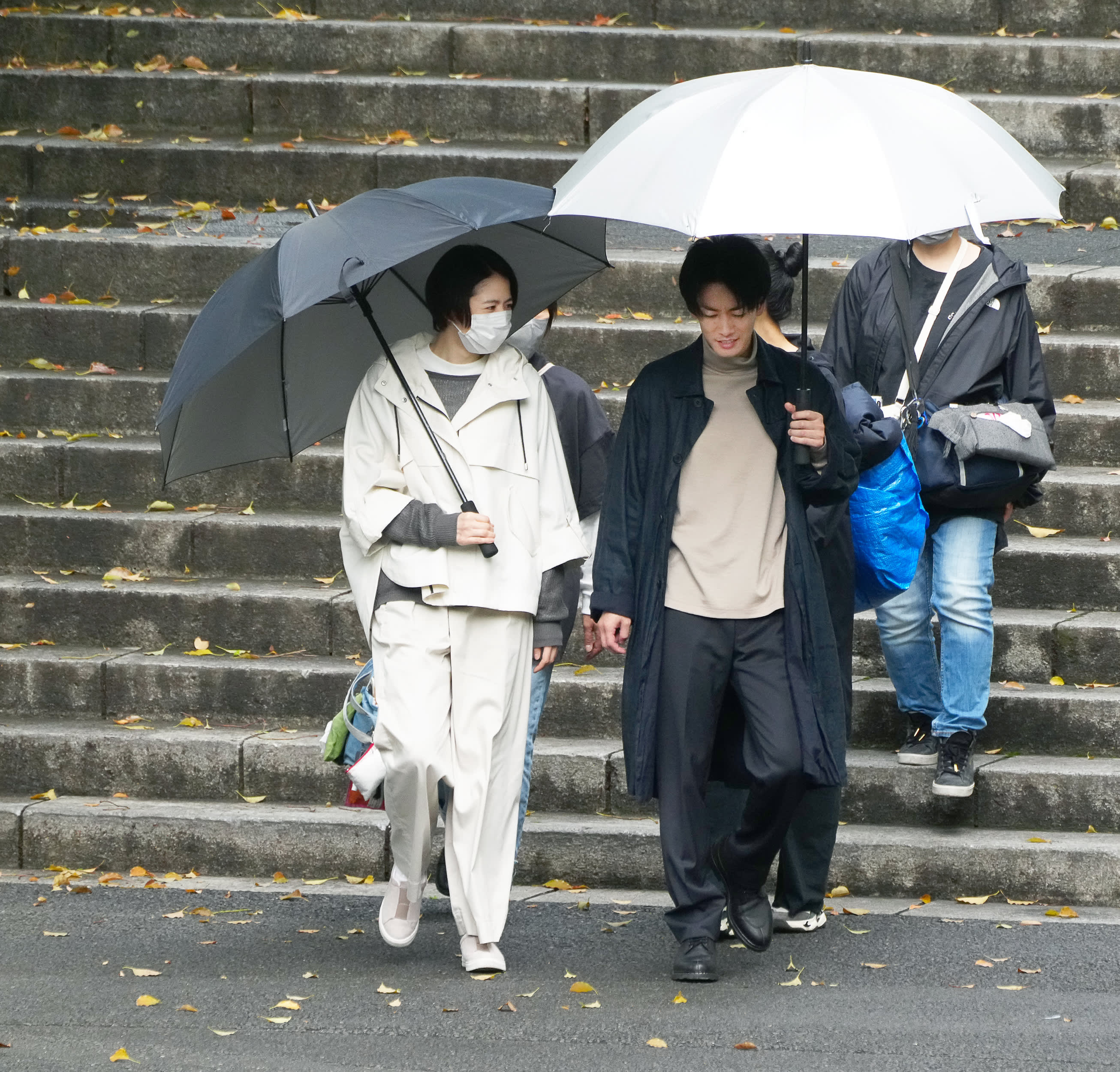 フォトギャラリー4枚目 長澤まさみ＆佐藤健 早朝の公園ベンチで