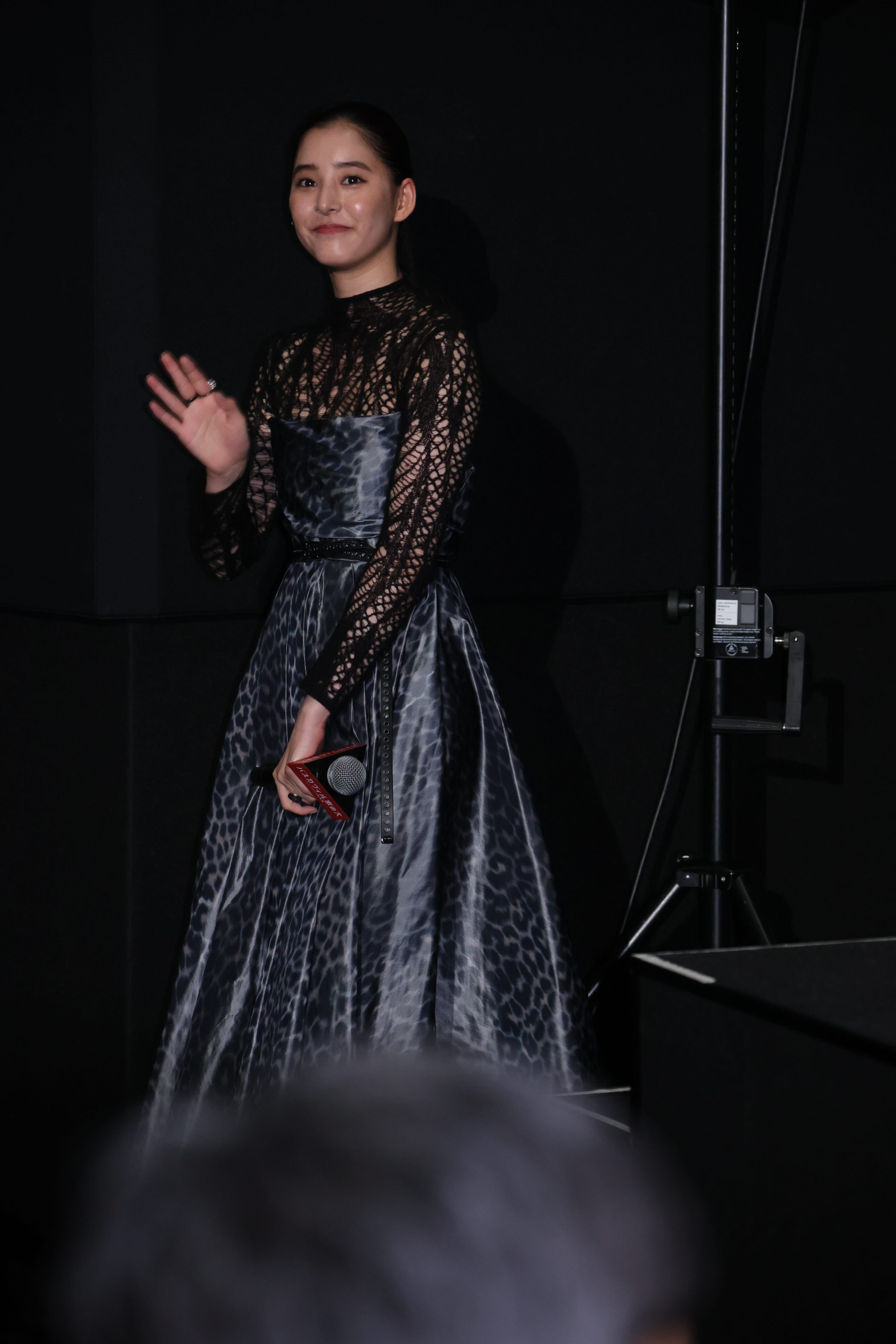 フォトギャラリー7枚目 広末涼子「大胆なお腹開きドレス」で見せ