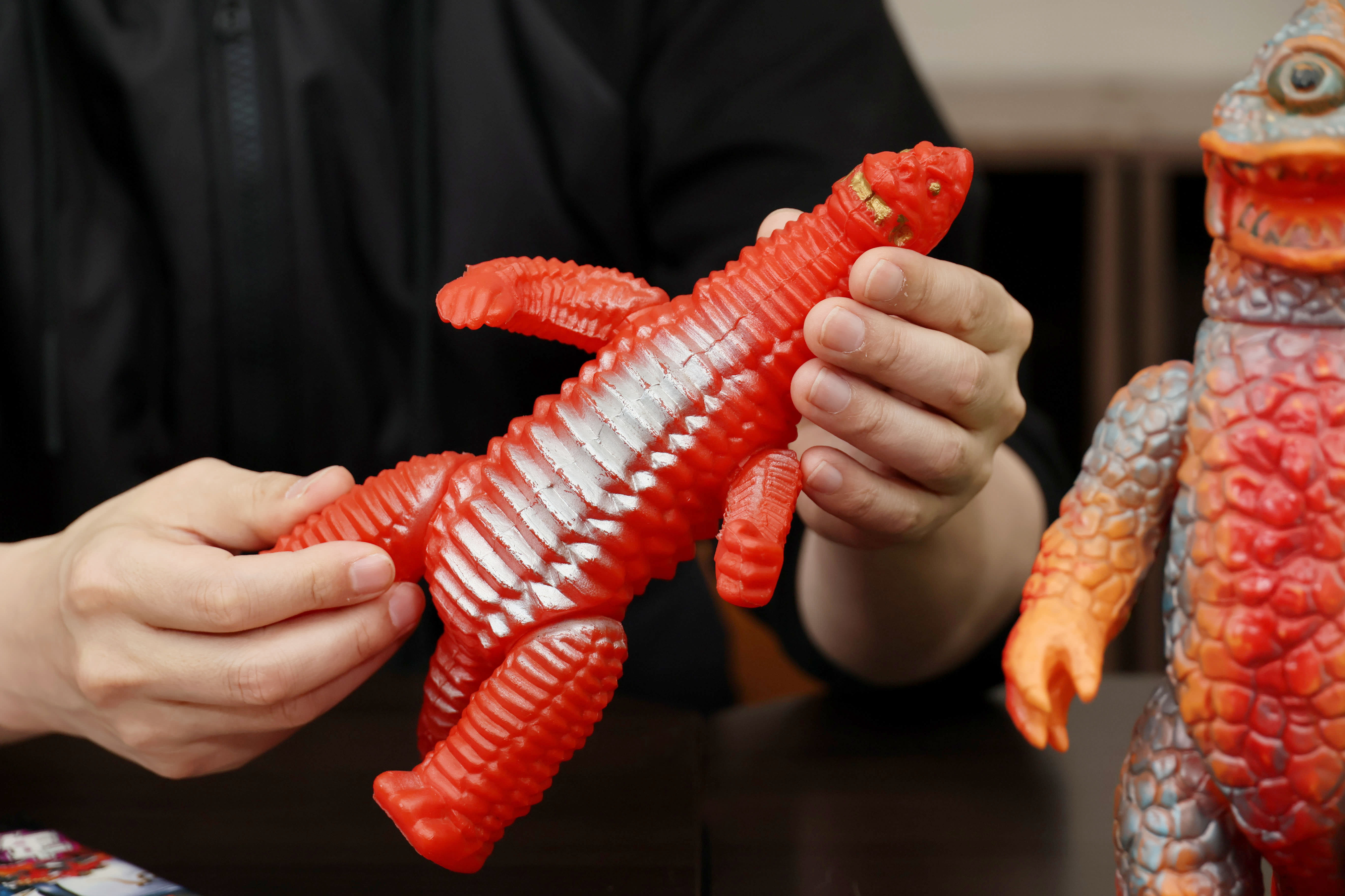 5ページ目）「パチ怪獣ソフビ」を集める男が飛び込んだ奥深きパチモノ