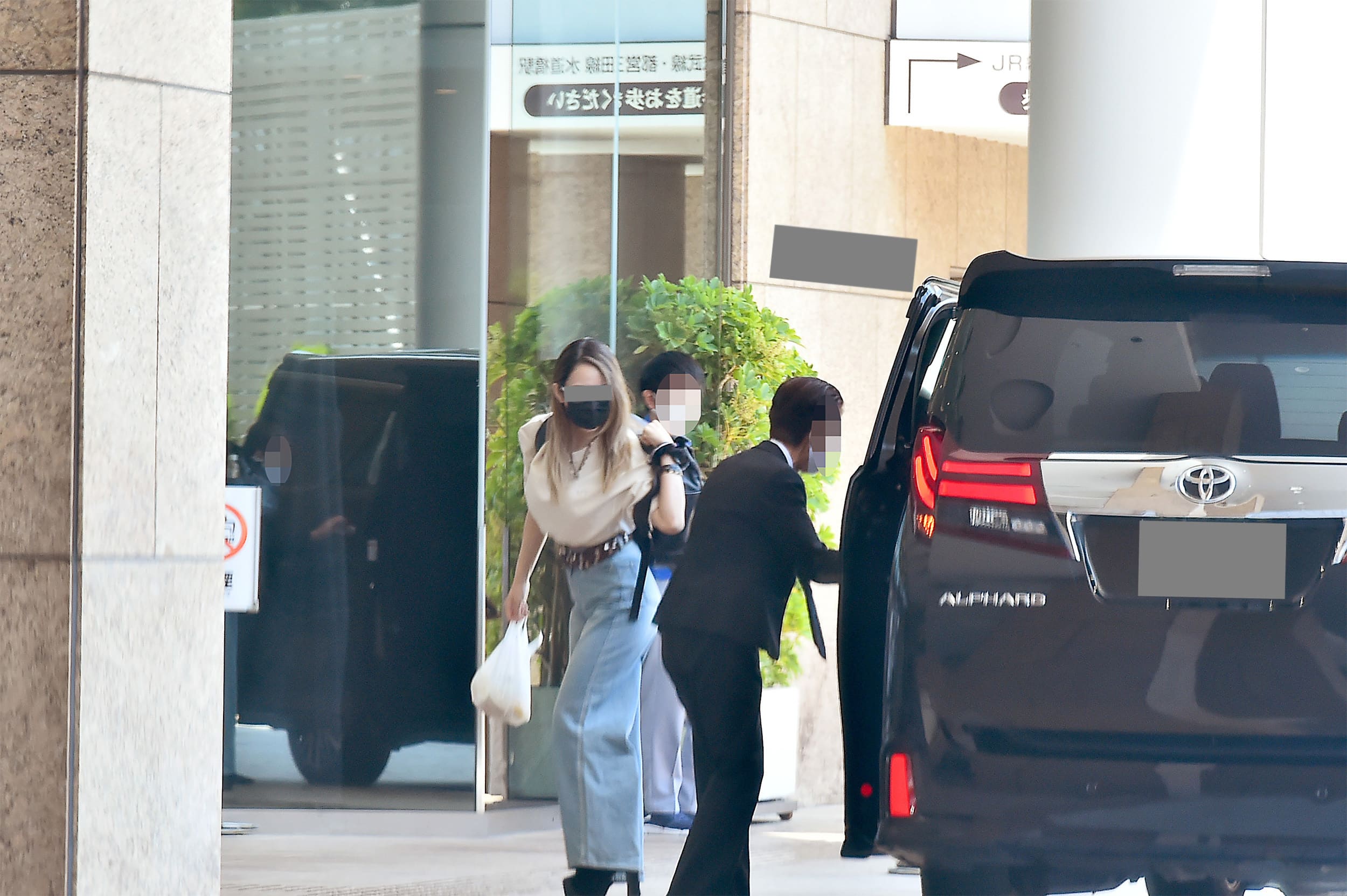 ビッグボス”新庄剛志「金髪美女」とのラブラブツーショット！ | FRIDAY