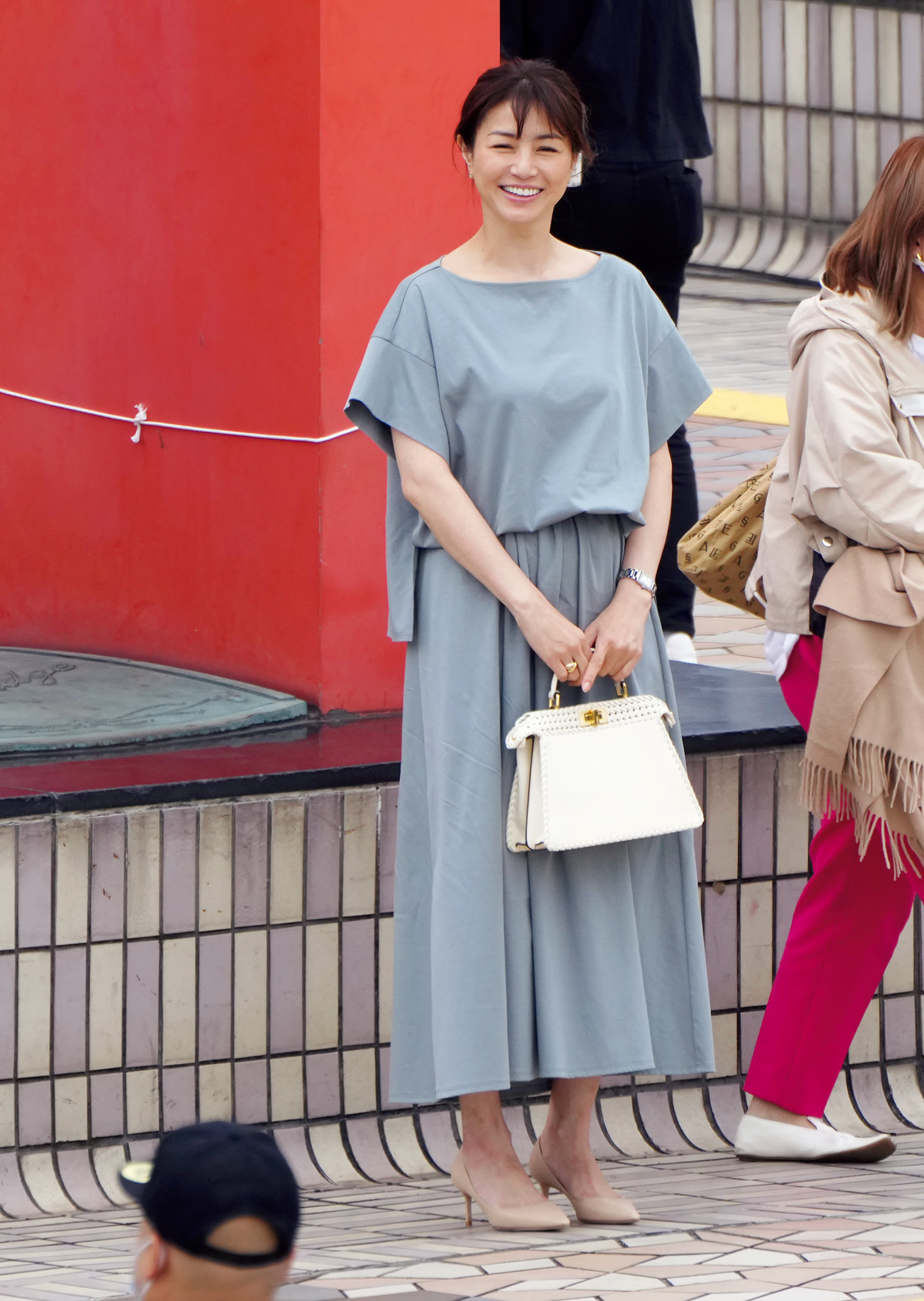 ENFOLD 井川遥着用ニット グレー 38 美品 フォトギャラリー4枚目 井川遥 休日の上野駅前でみせた「天使の