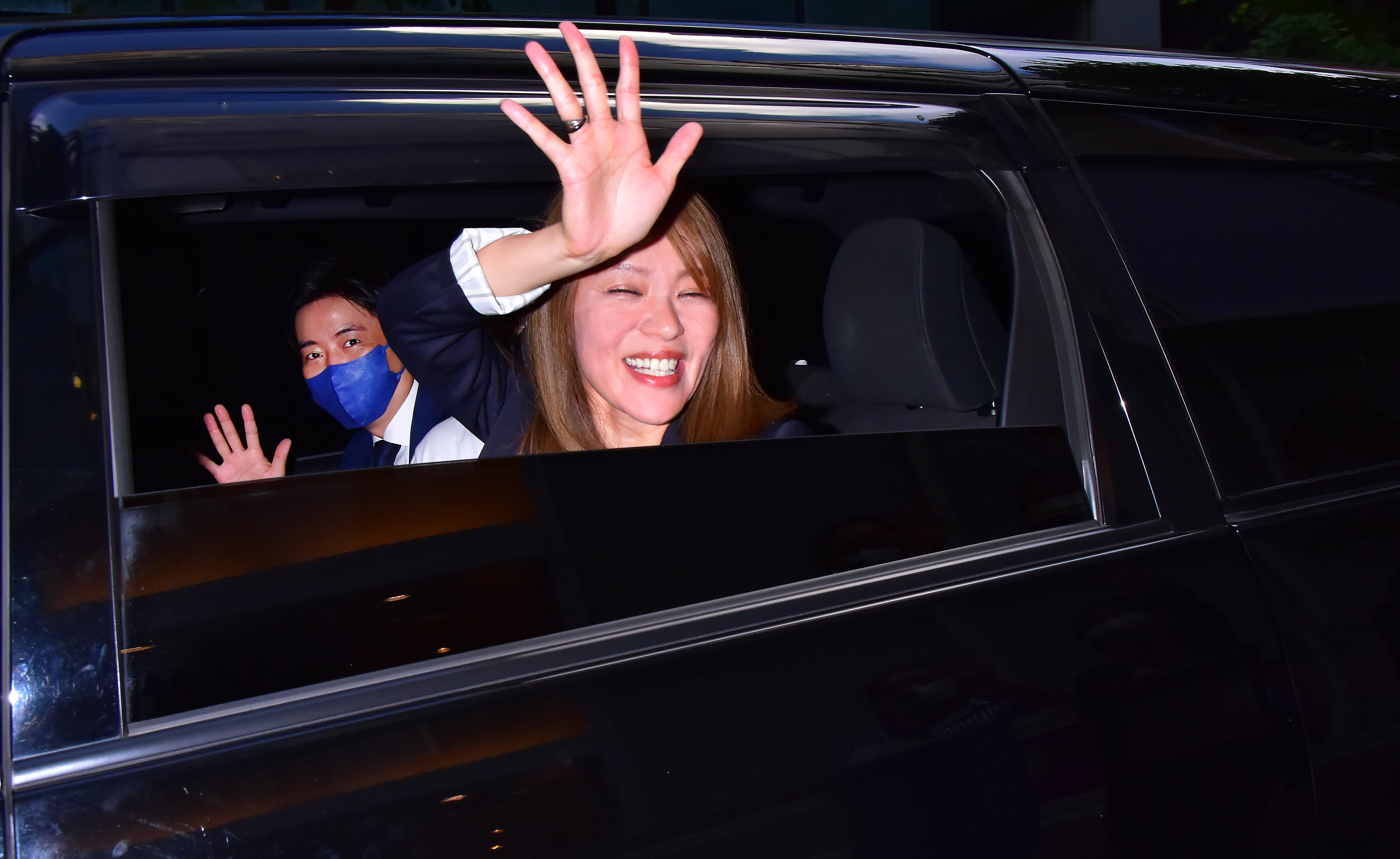 今井絵理子再選！「元不倫相手」と一緒に本誌カメラに満面の笑み