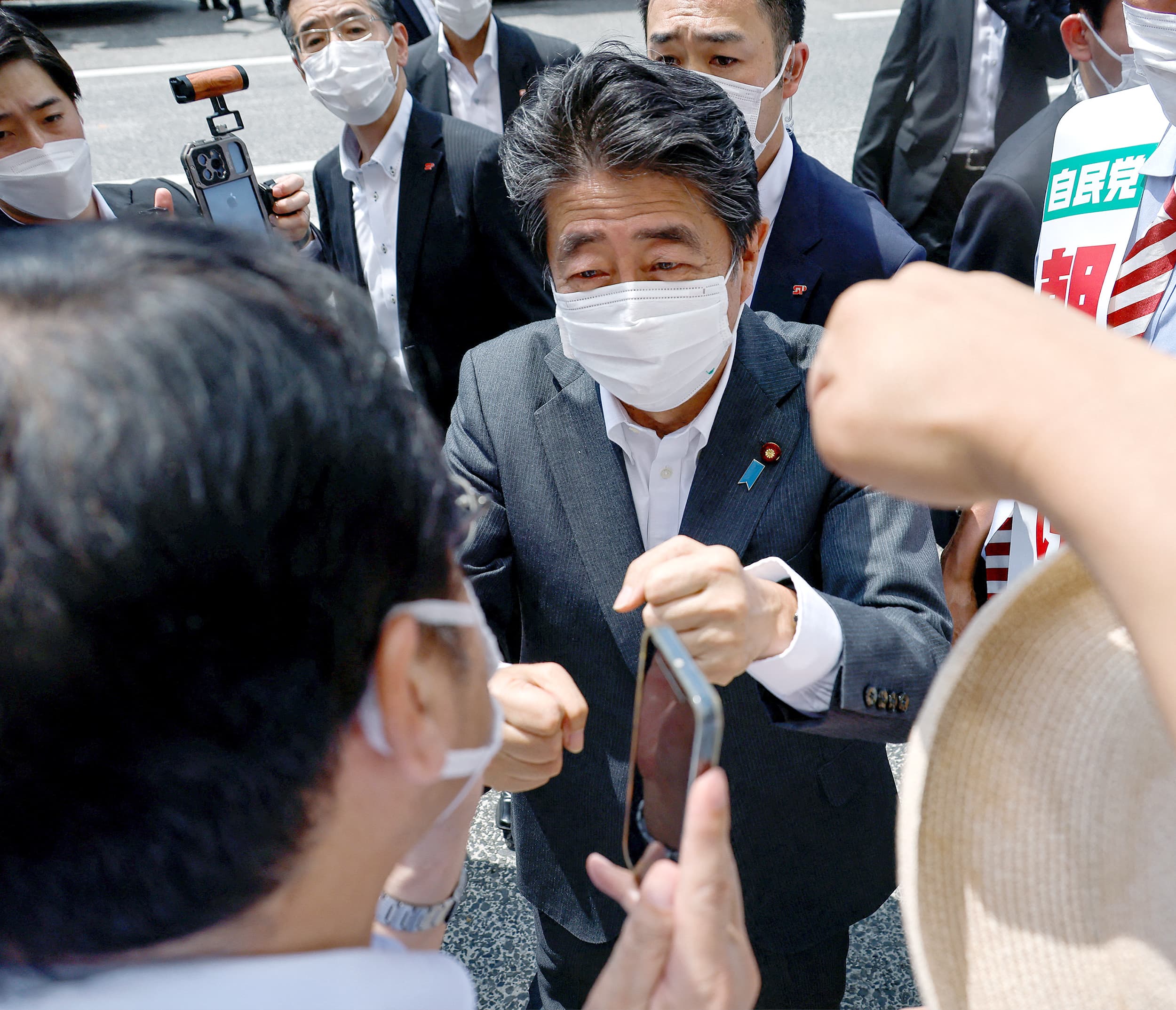 安倍元首相”手かざし宗教”広報誌で「自分も信者」と発言していた  