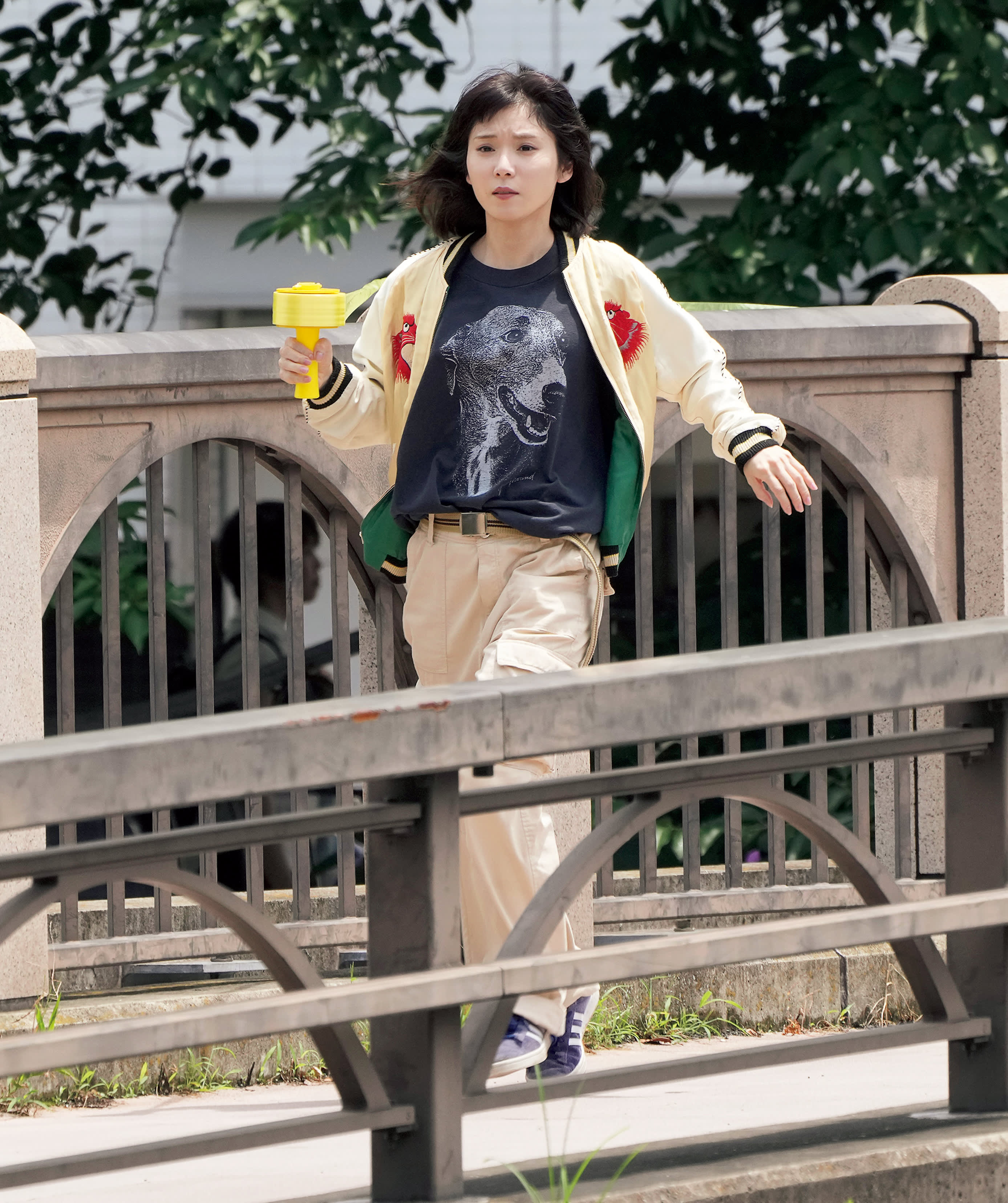 yoyu様 東洋スカジャン 松岡茉優着用モデル 松岡茉優「橋の上で猛ダッシュ！」姿が放った圧倒的存在感 | FRIDAY