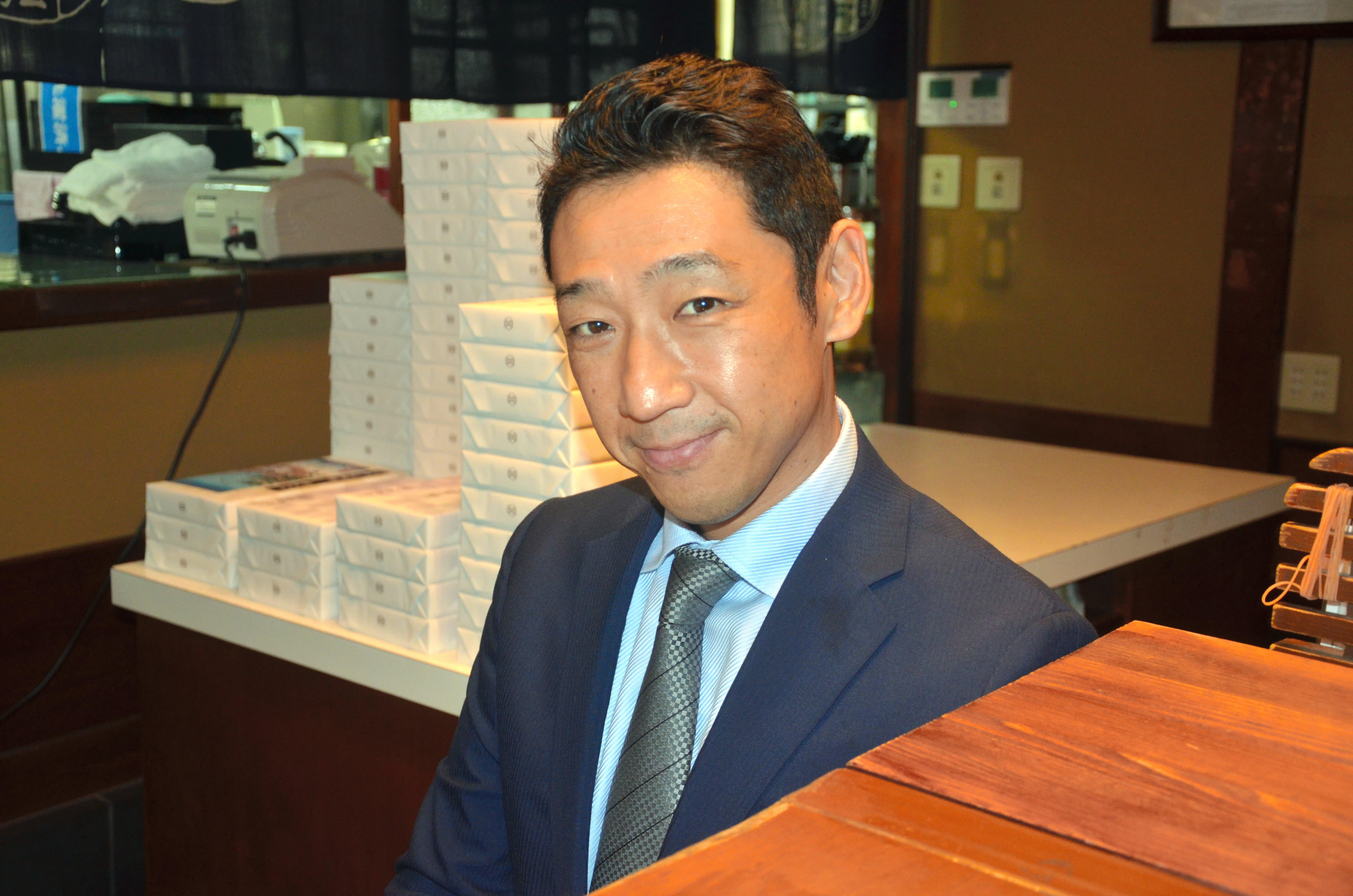 フォトギャラリー1枚目 「船橋屋」社長辞任の裏側で社員に送られ