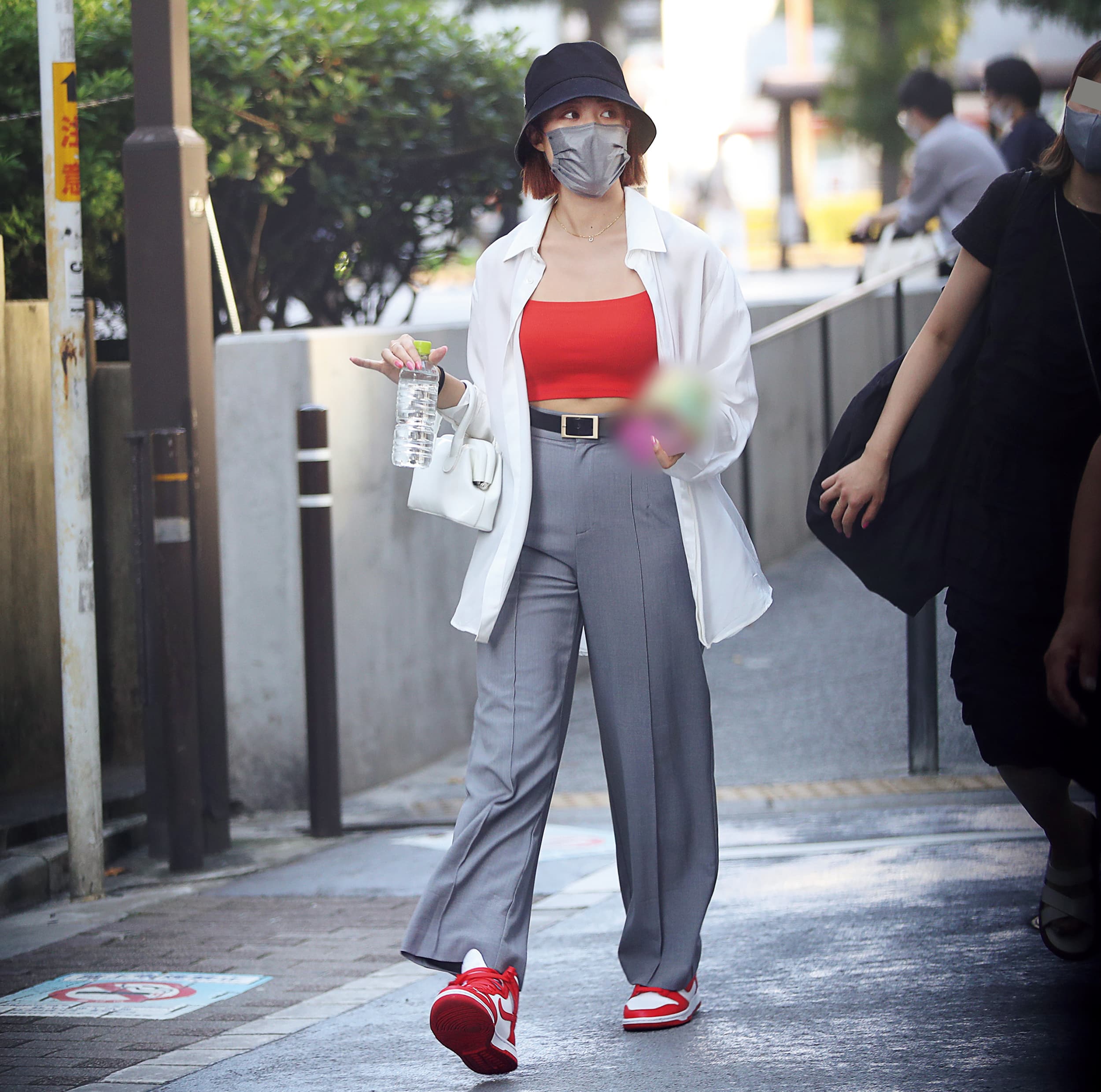王林”リンゴカラーのヘソ出しルック”で池袋に現れた訳 | FRIDAYデジタル