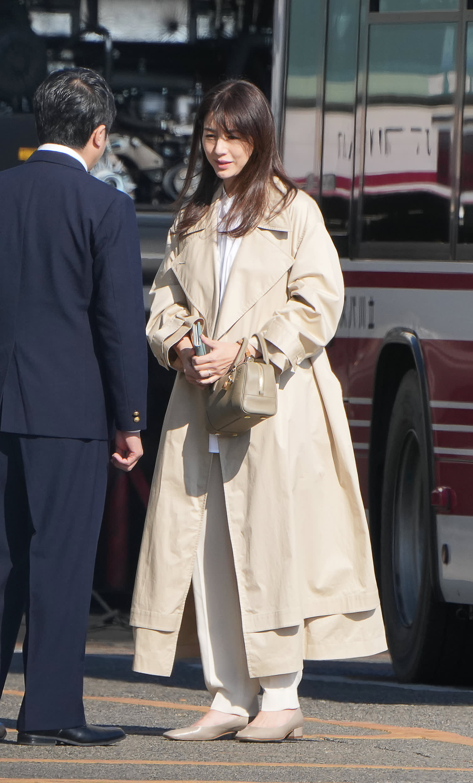なにやら深刻そうな表情で…井川遥 ロングコート姿で「路線バス車庫前