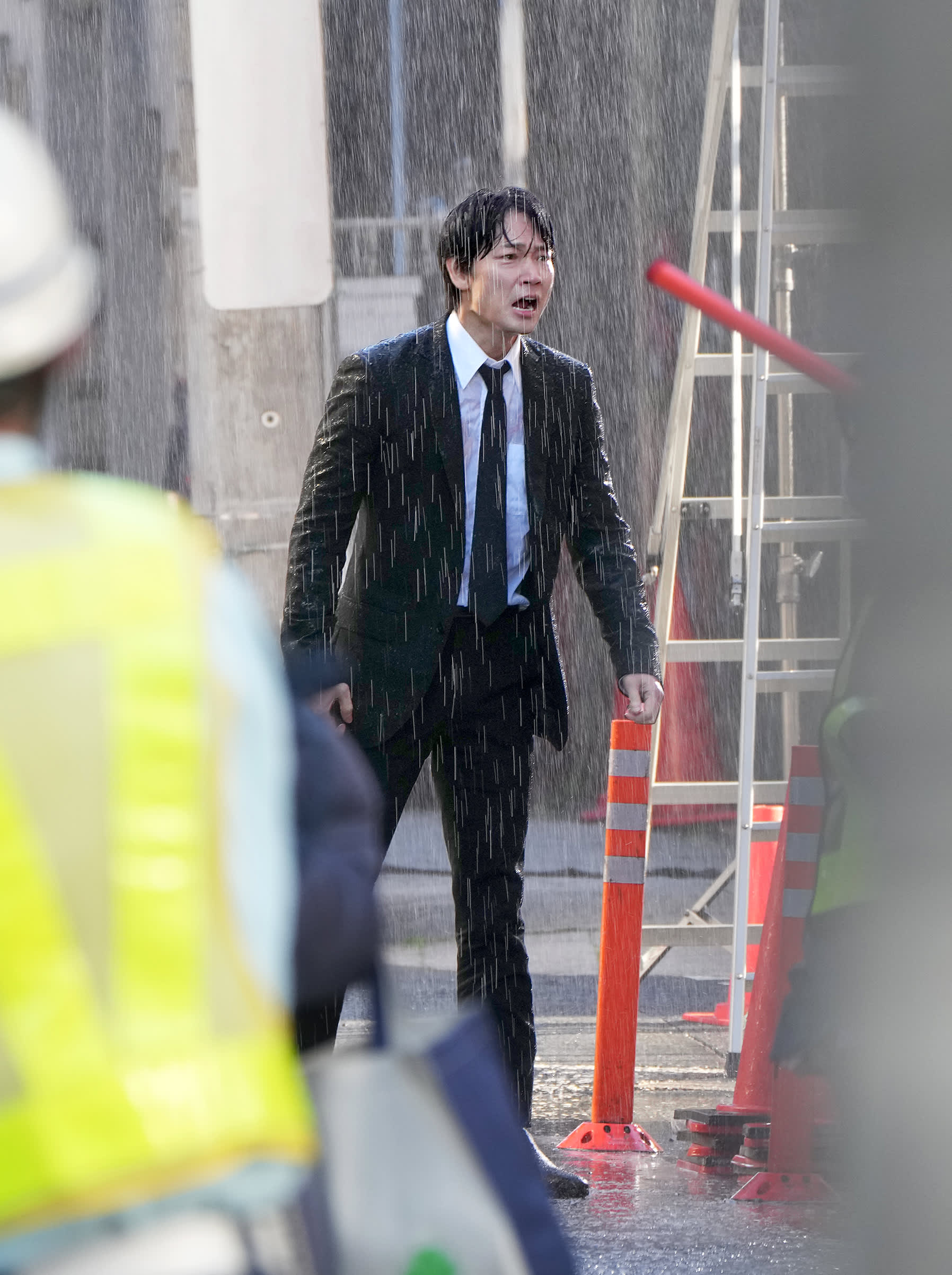 兄貴！兄貴！」と雨の中で…綾野剛 暴露騒ぎを乗り越え「電撃婚」 いま