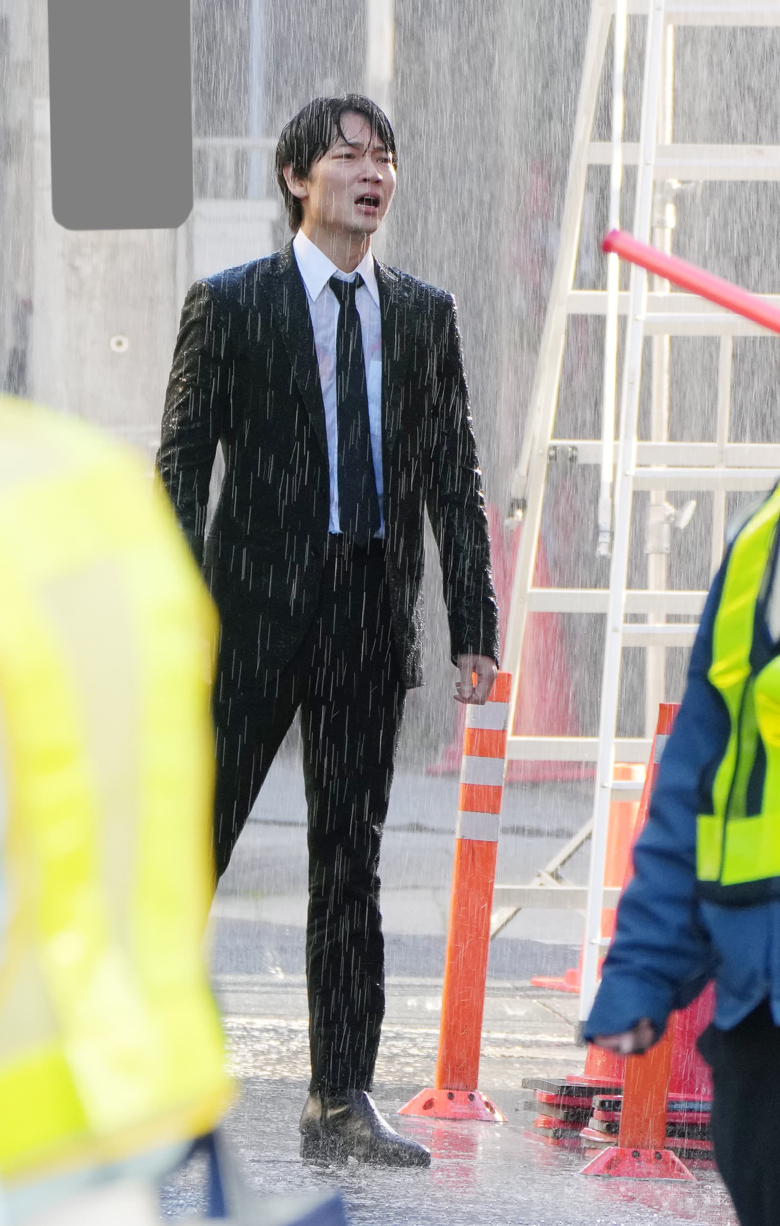 兄貴！兄貴！」と雨の中で…綾野剛 暴露騒ぎを乗り越え「電撃婚」 いま