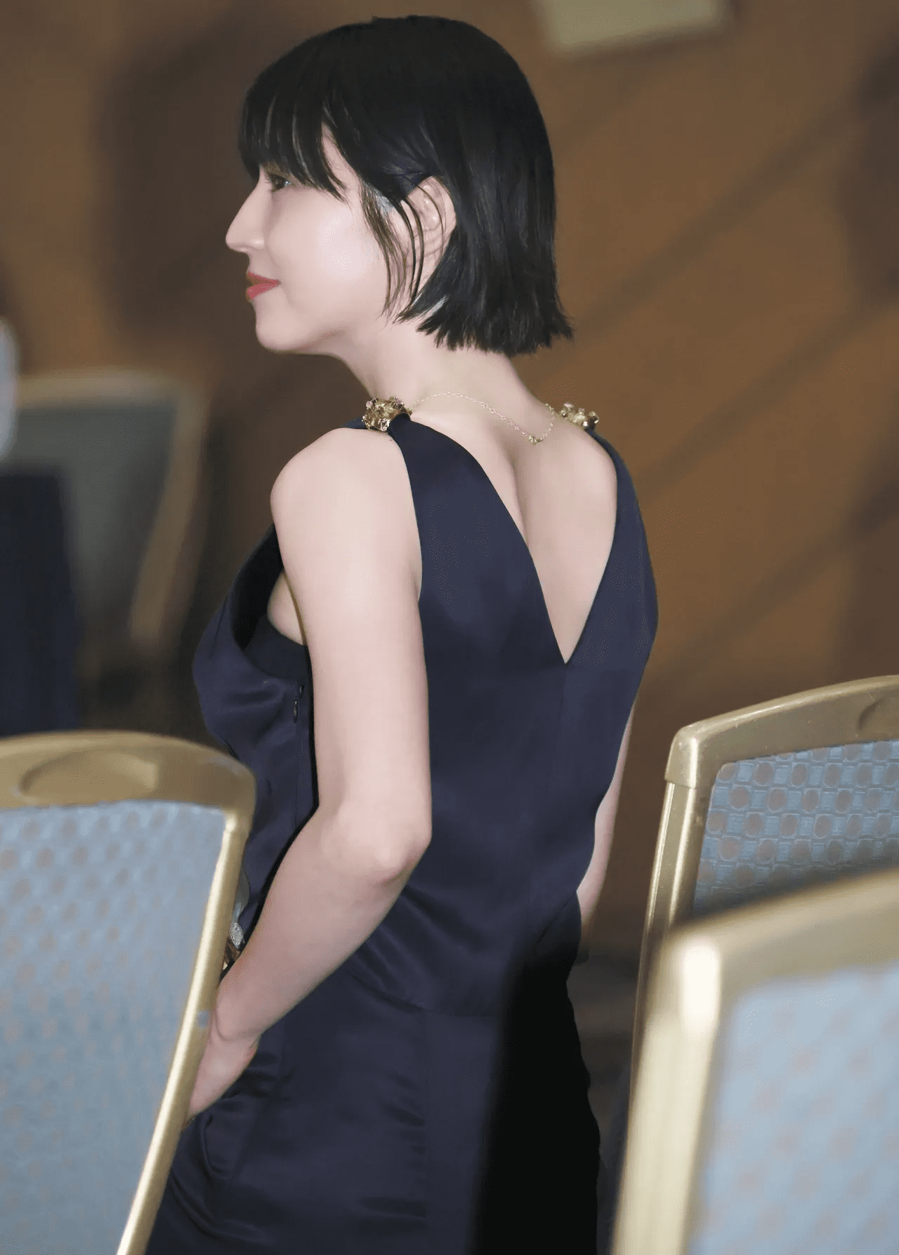 授賞式に”大胆ドレス”で現れて…長澤まさみ 美肌が露になった後ろ姿が