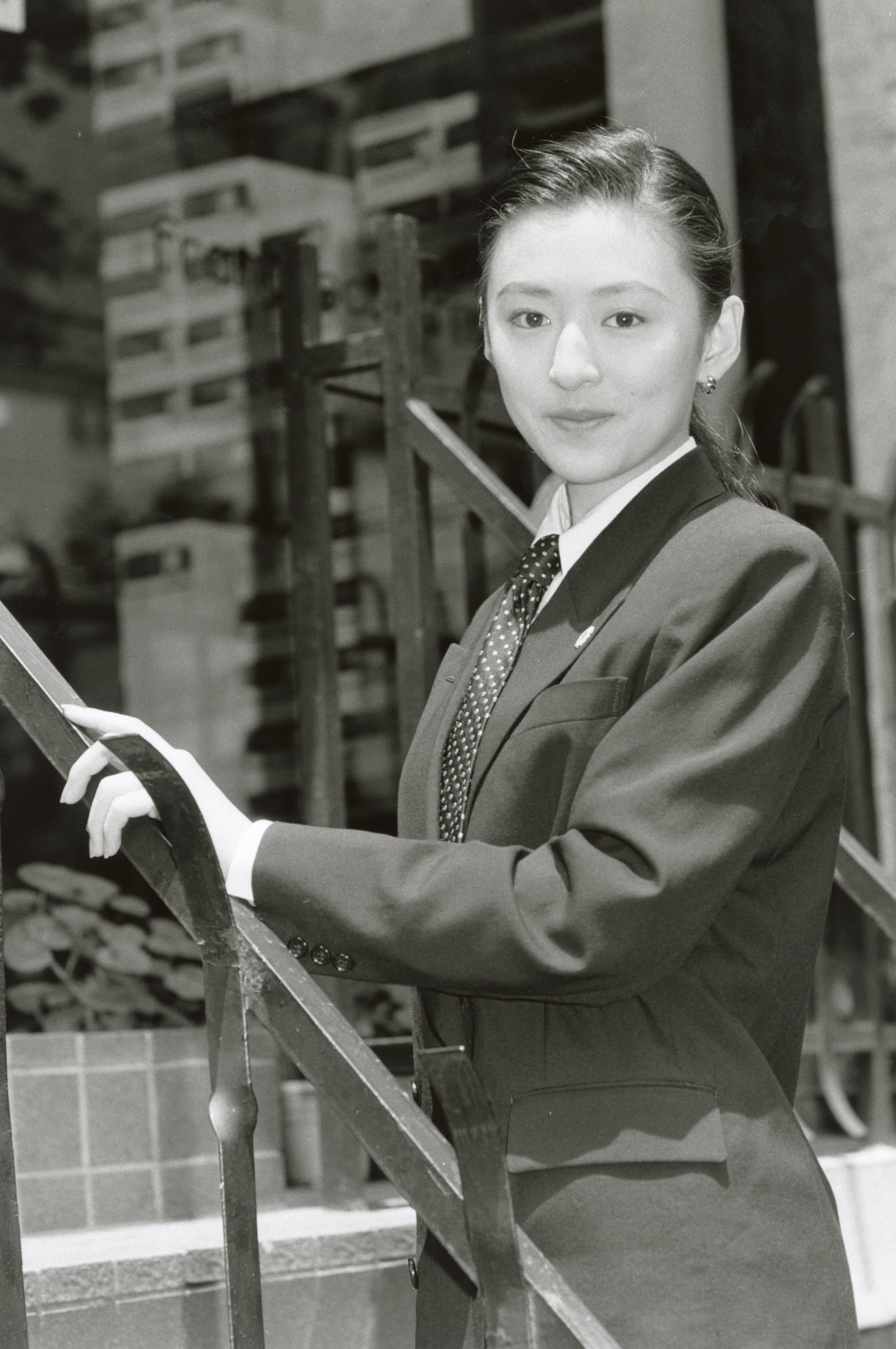 松雪泰子 直筆サイン写真 フォトギャラリー2枚目 ワキチラ見せ大胆衣装&大型バイクを駆っ