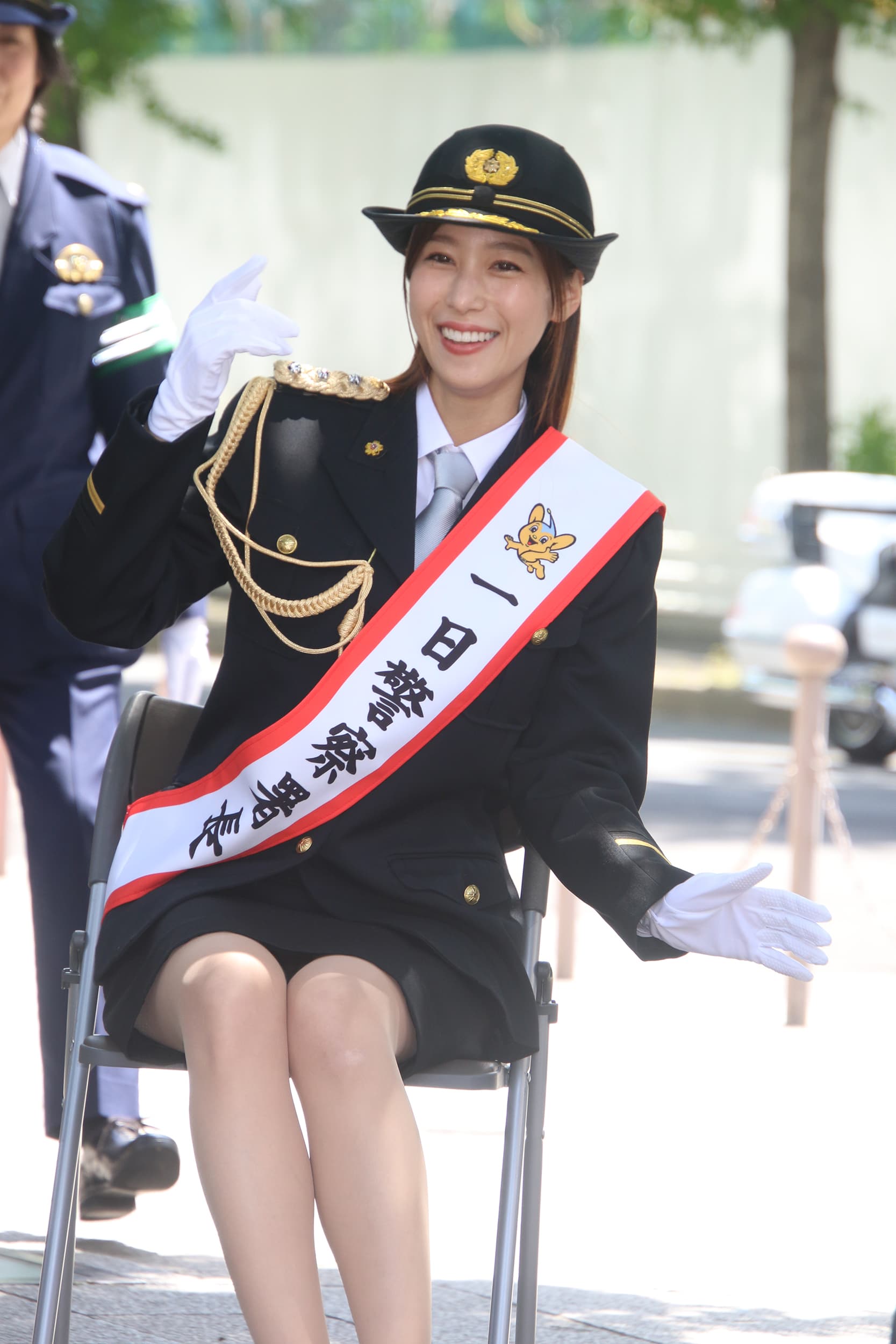 一日警察署長 パンチラ  フォトギャラリー6枚目 「逮捕されたい」「キレイすぎてびっくり」かわいさ全開！鷲見玲奈の「美脚過ぎる一日署長」姿 | FRIDAYデジタル