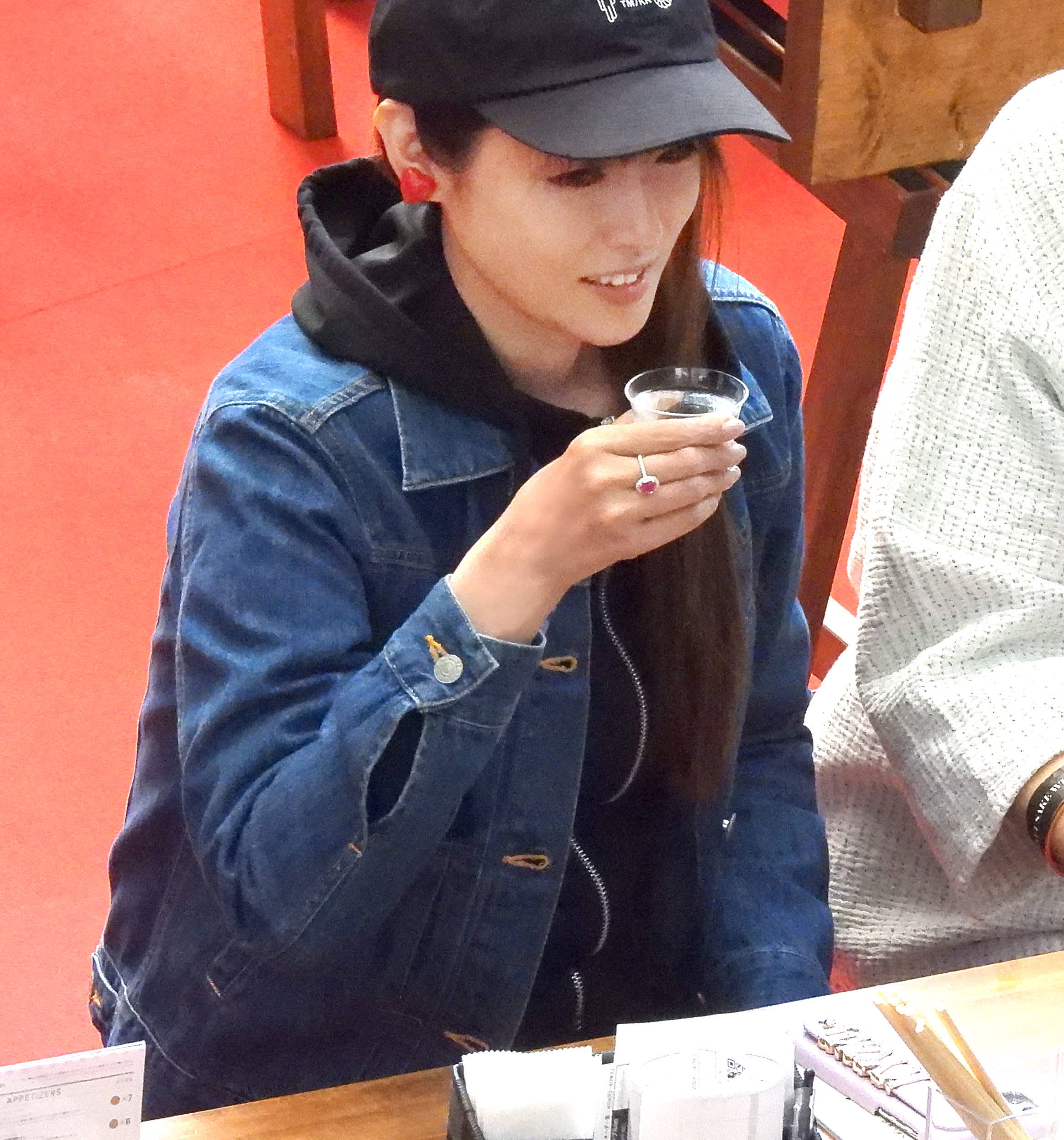フォトギャラリー2枚目 左手薬指に指輪がキラリ…！深田恭子 ″年商200億