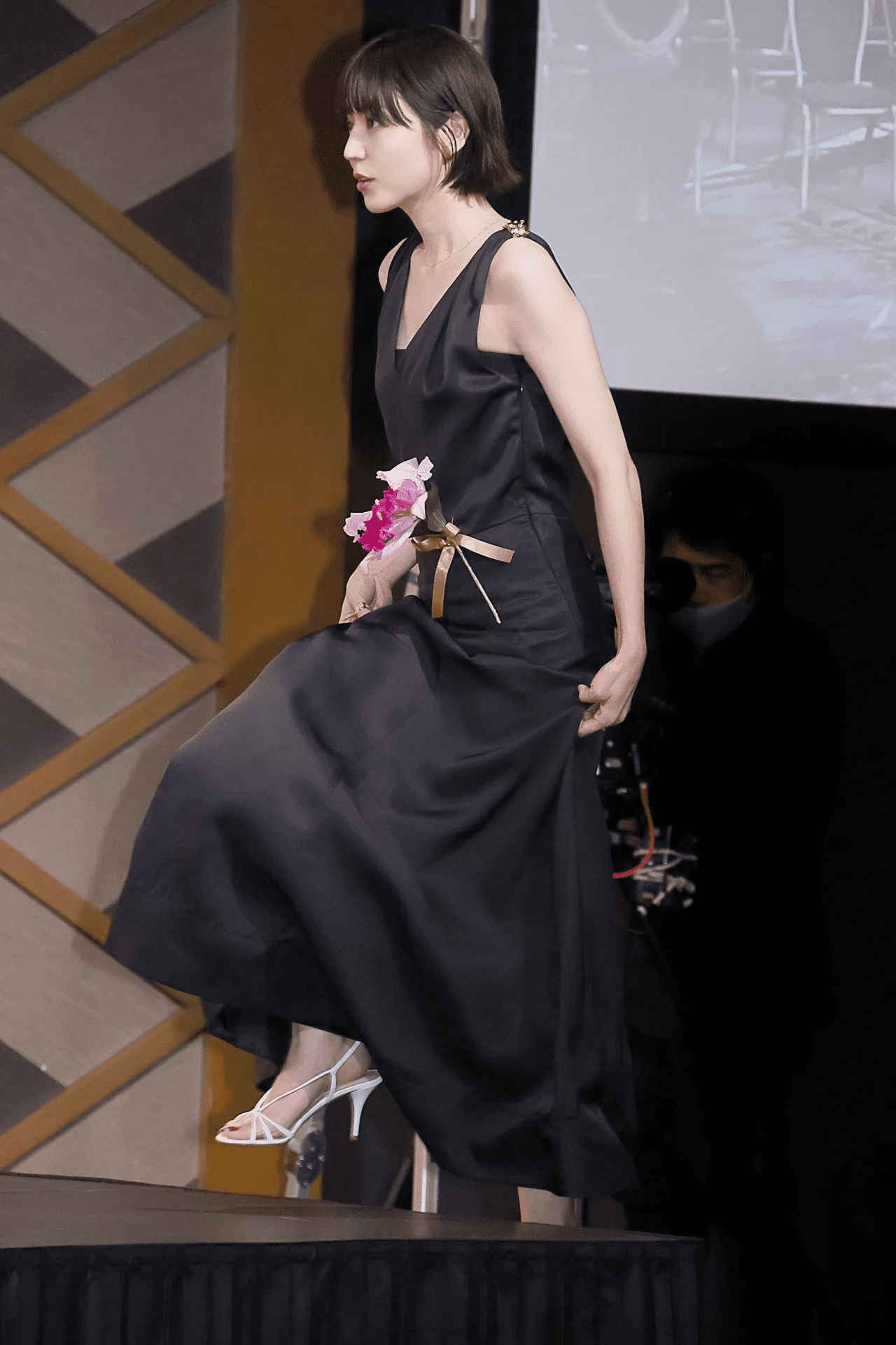 授賞式に”大胆ドレス”で現れて…長澤まさみ 美肌が露になった後ろ姿が