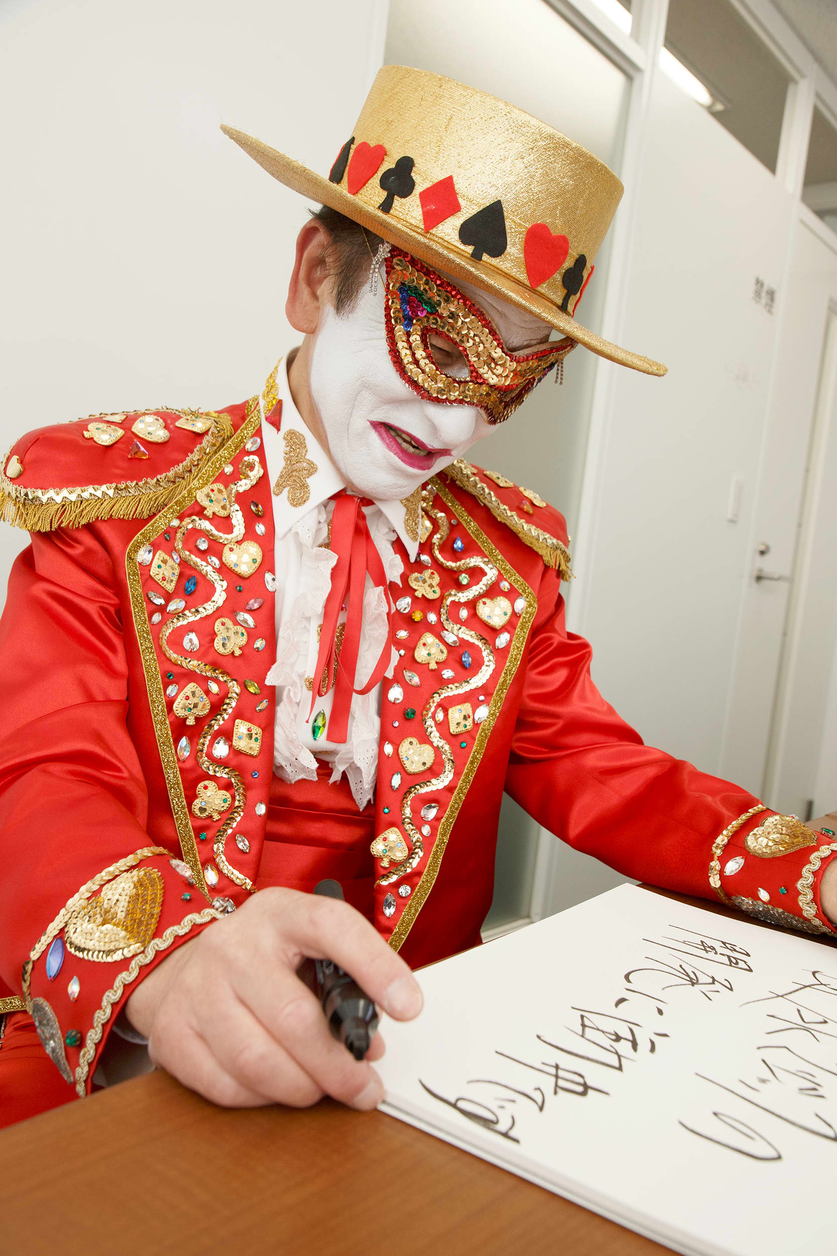 デビュー35周年！「トランプマン」が今だから明かす「なぜ無言なのか？」「マスクをつけている理由｣ | FRIDAYデジタル