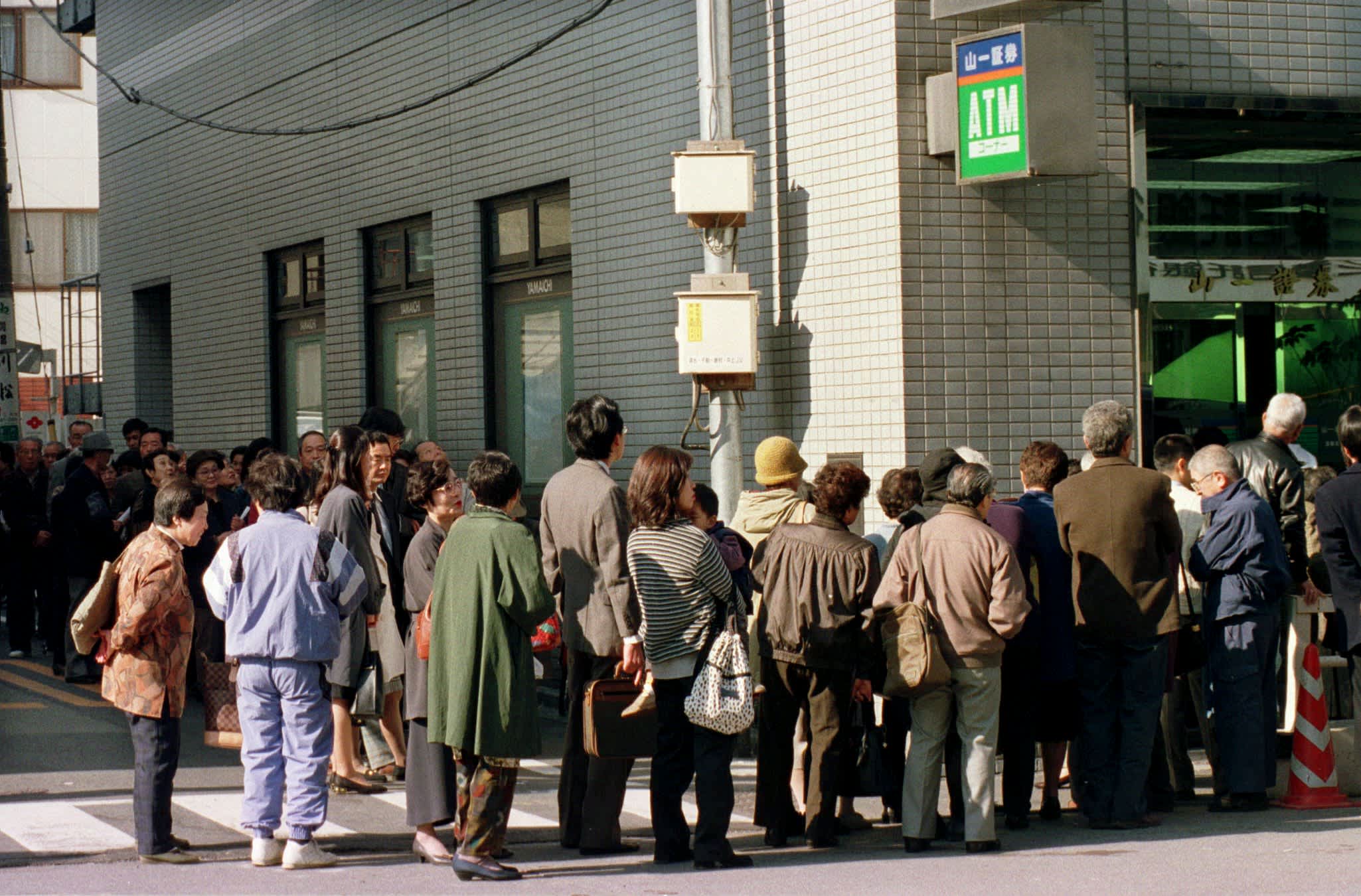 2ページ目）SNSの普及でリスクはさらに増大…日本でも意外に起きている「銀行取り付け騒ぎ」の歴史 | FRIDAYデジタル