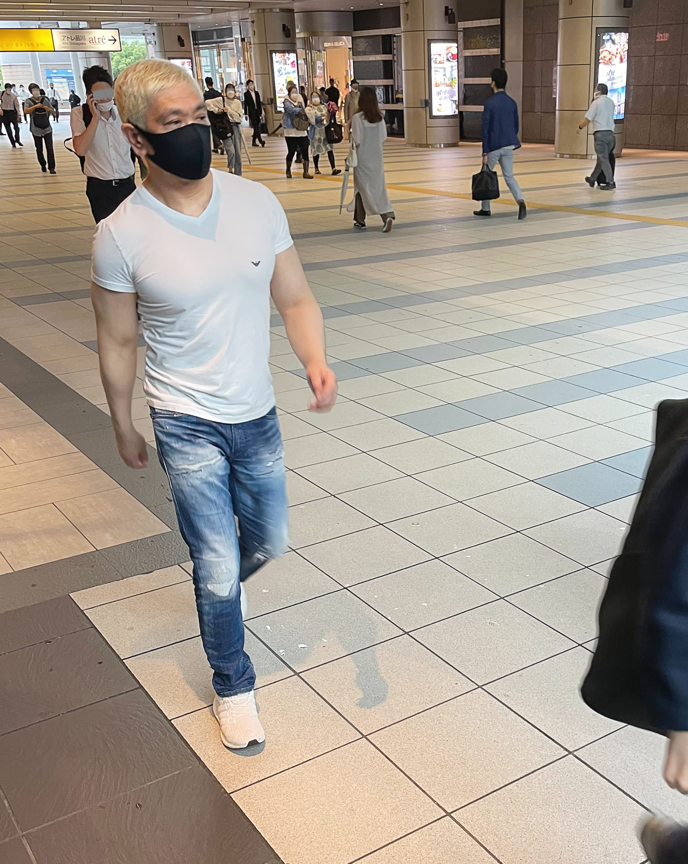 フォトギャラリー2枚目 松本人志を新大阪駅で発見! 私服 フォトギャラリー2枚目 松本人志を新大阪駅で発見! 私服