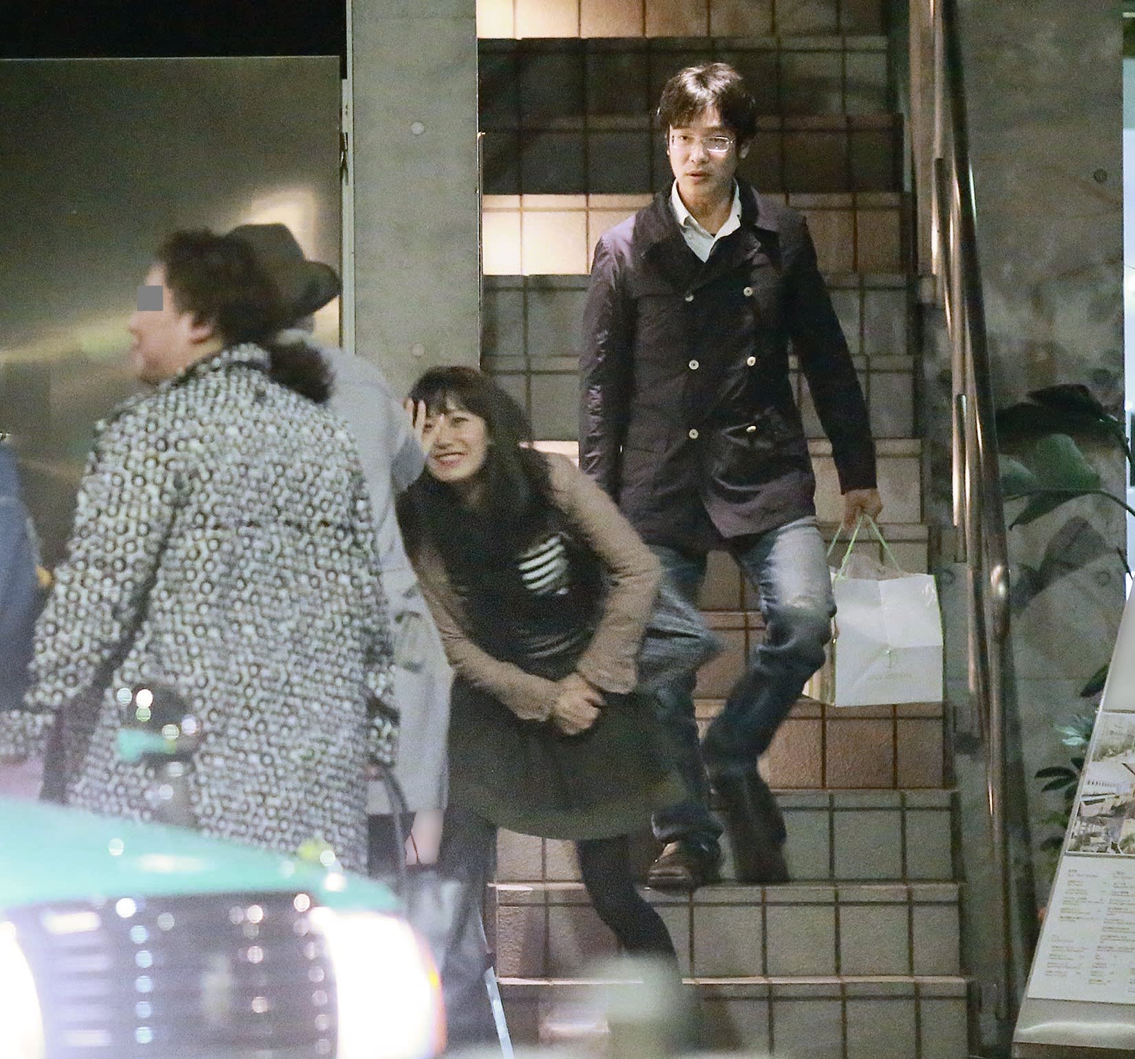 フォトギャラリー5枚目 菅野美穂の結婚で激励、胸元のあいた大胆ドレス