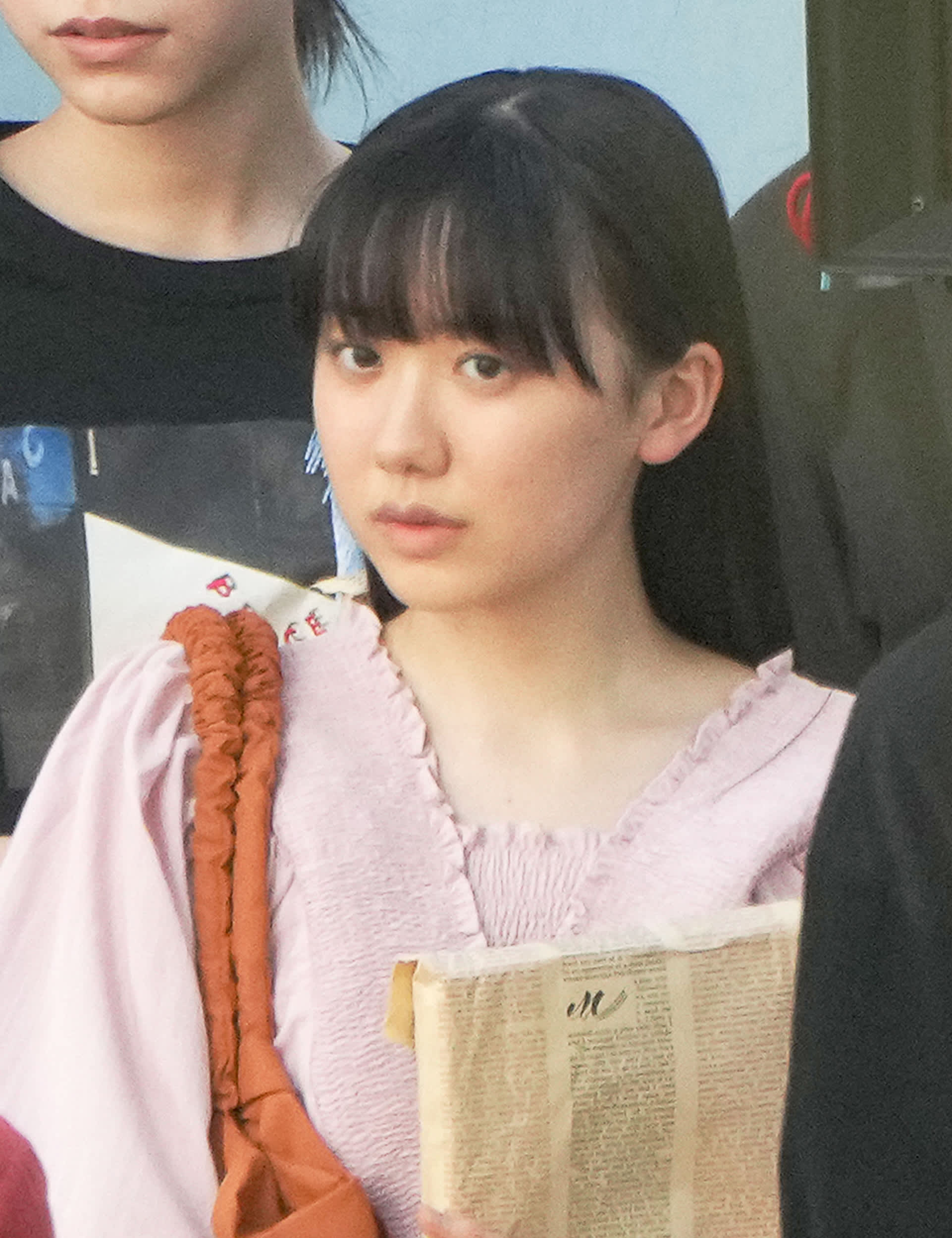 女子高生顔アップ フォトギャラリー2枚目 超名門大の女子大生になっても…芦田愛菜「猛暑でも完璧な女子高生姿を発見！」激レア写真 | FRIDAYデジタル