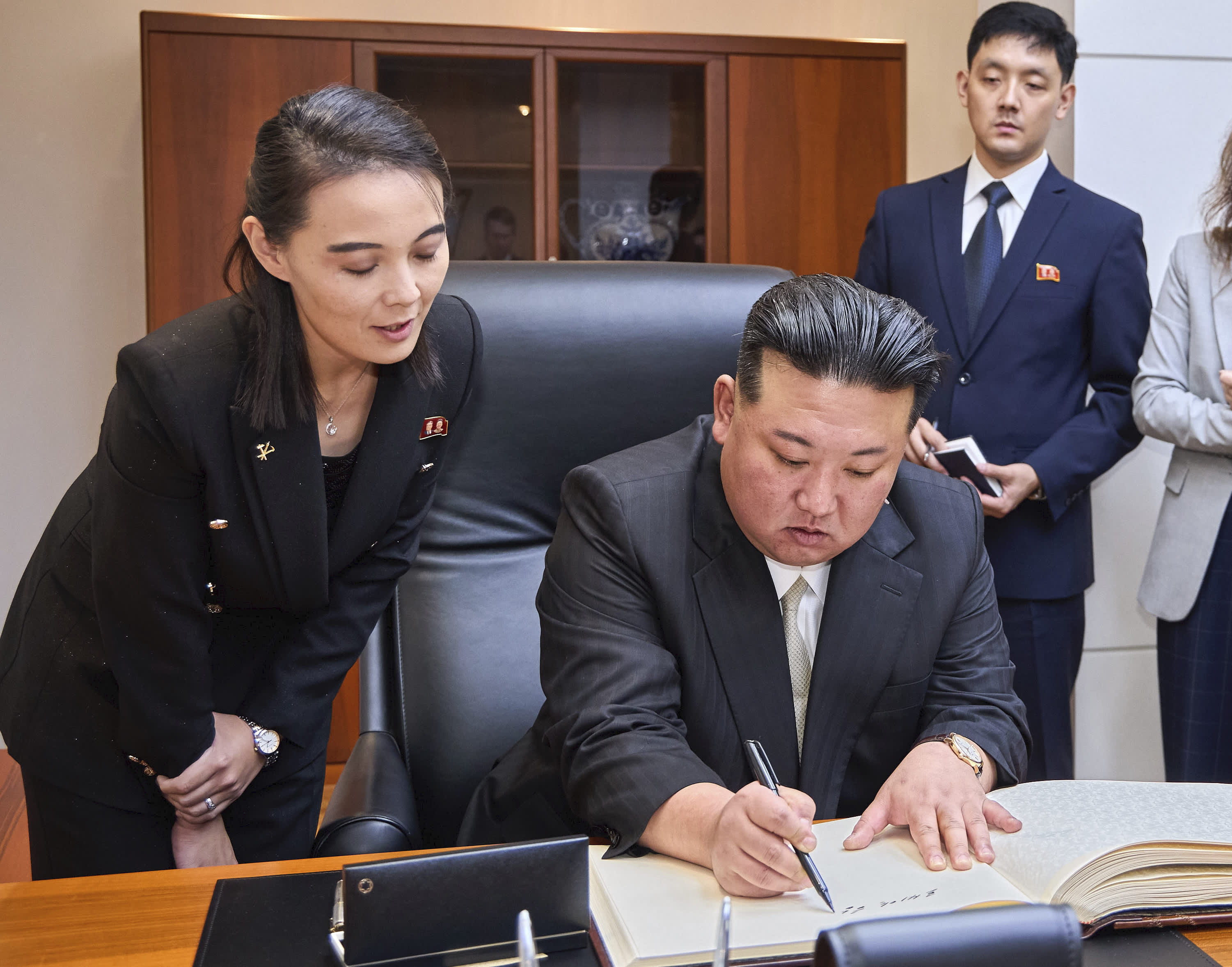 北朝鮮美女ミニスカ－ト 