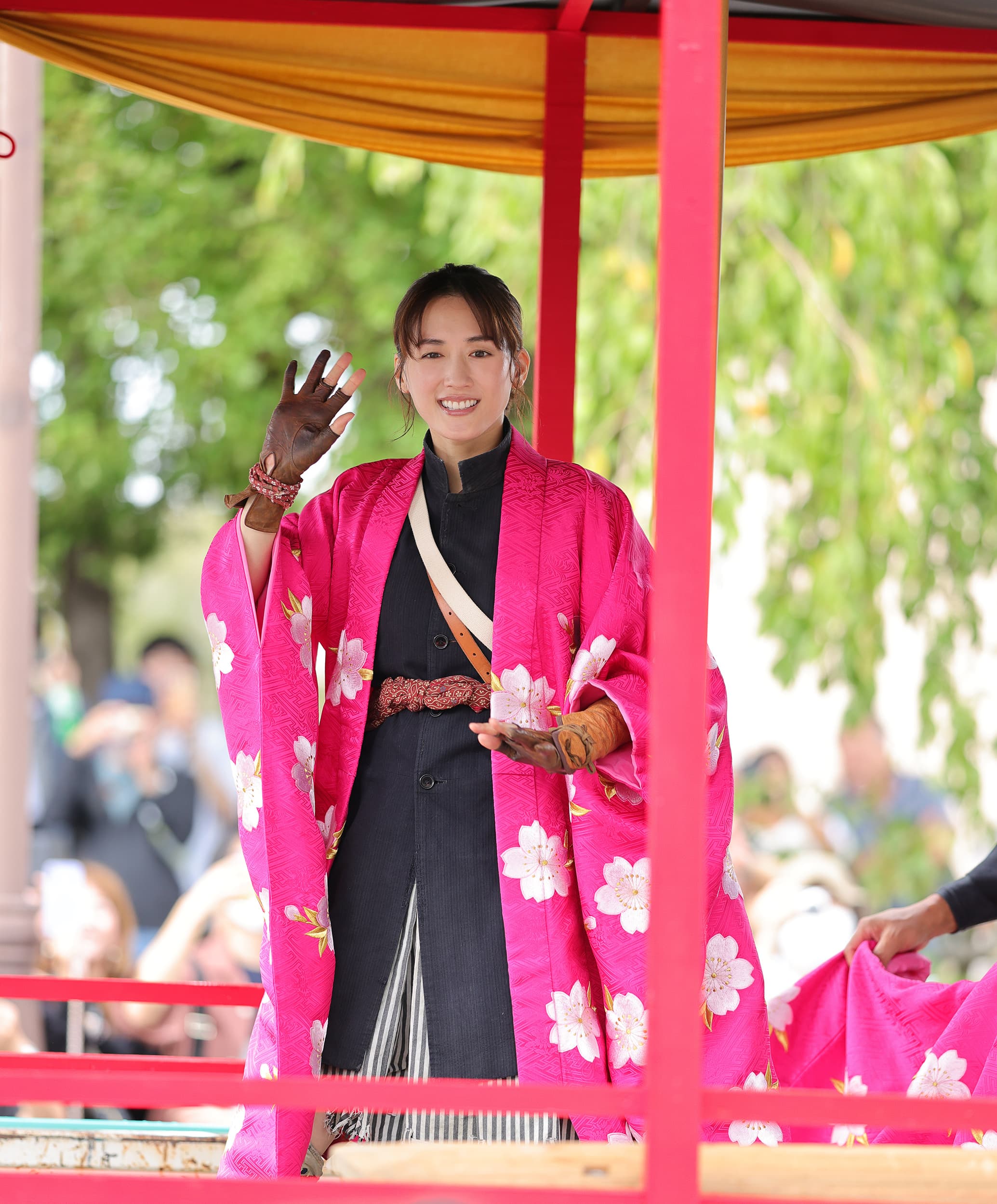ファンの前でハート印♡…綾瀬はるか「『八重の桜』衣装で大観衆を魅了