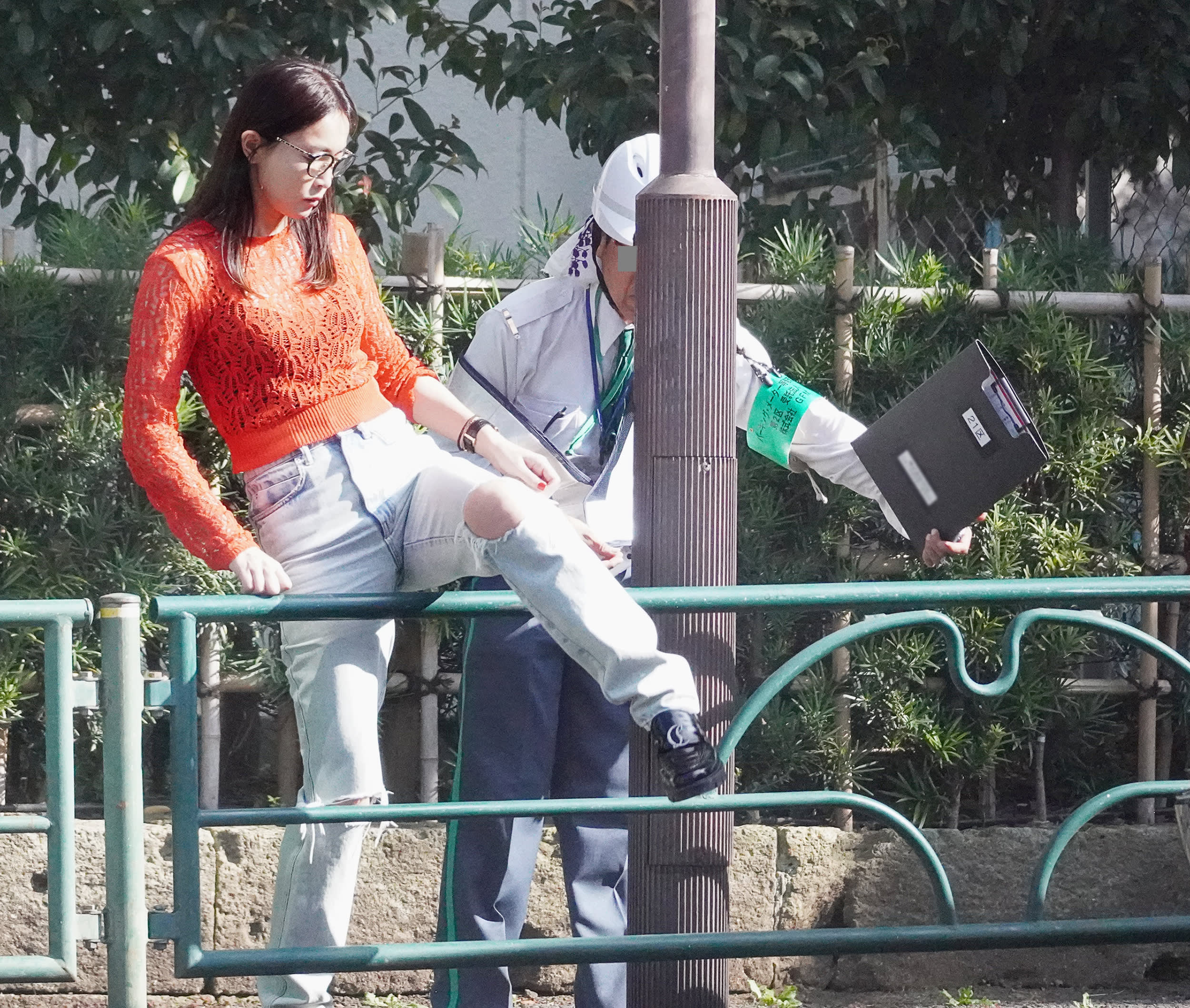 フォトギャラリー4枚目 セクシーな”透けニット姿”で買い物中に