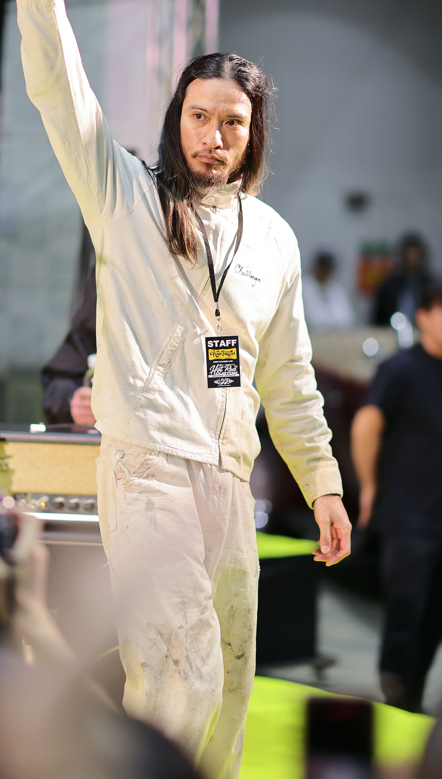 長瀬智也が横浜のバイクイベントに”メッシュ入りロン毛＆ワイルド髭”で