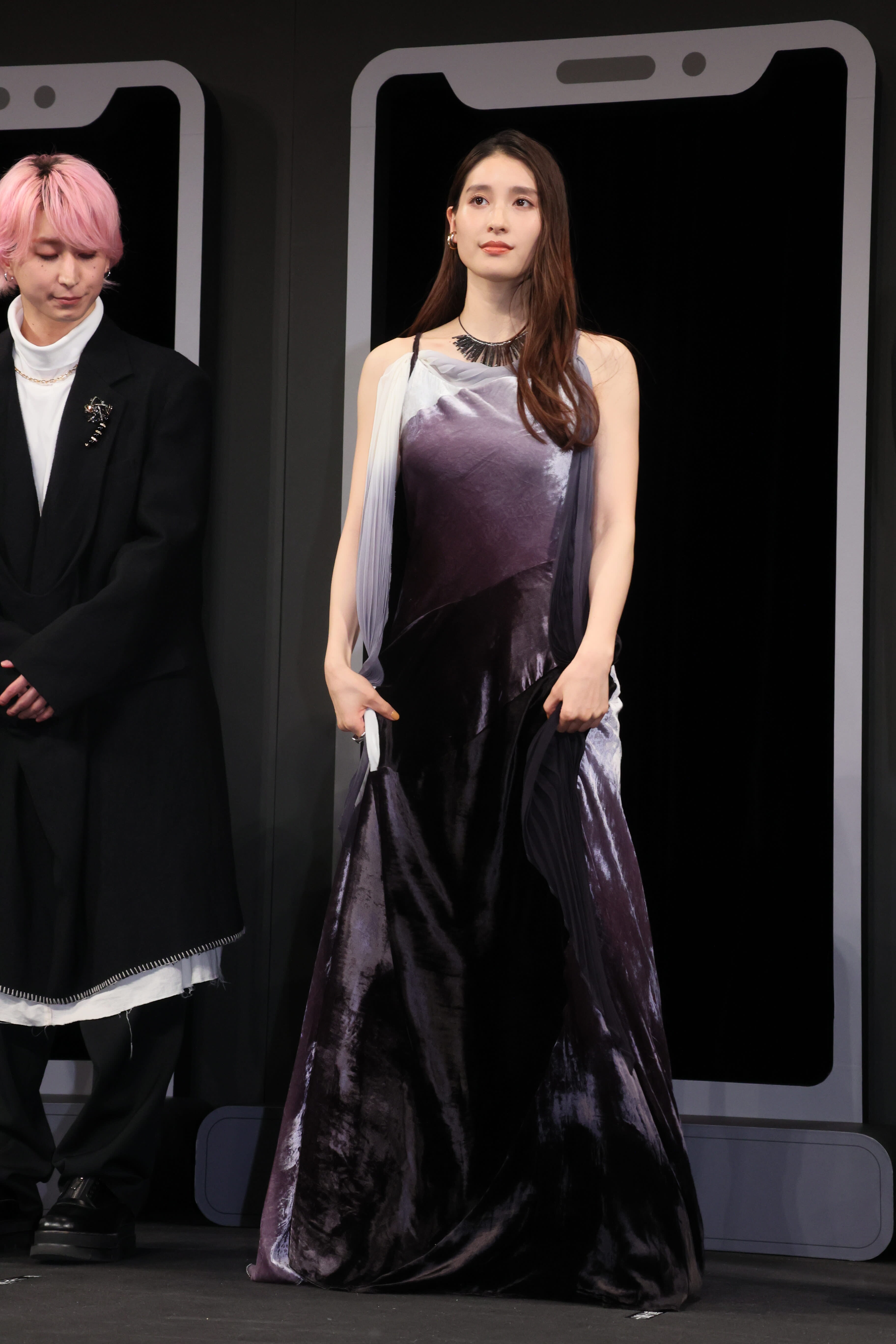 2ページ目）艶やかドレスで抜群の美スタイルを披露の土屋太鳳